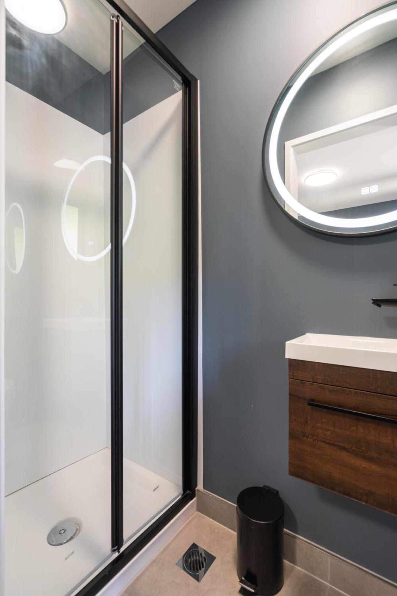 Spacious Near Cbd Pool Parking 3br Auckland