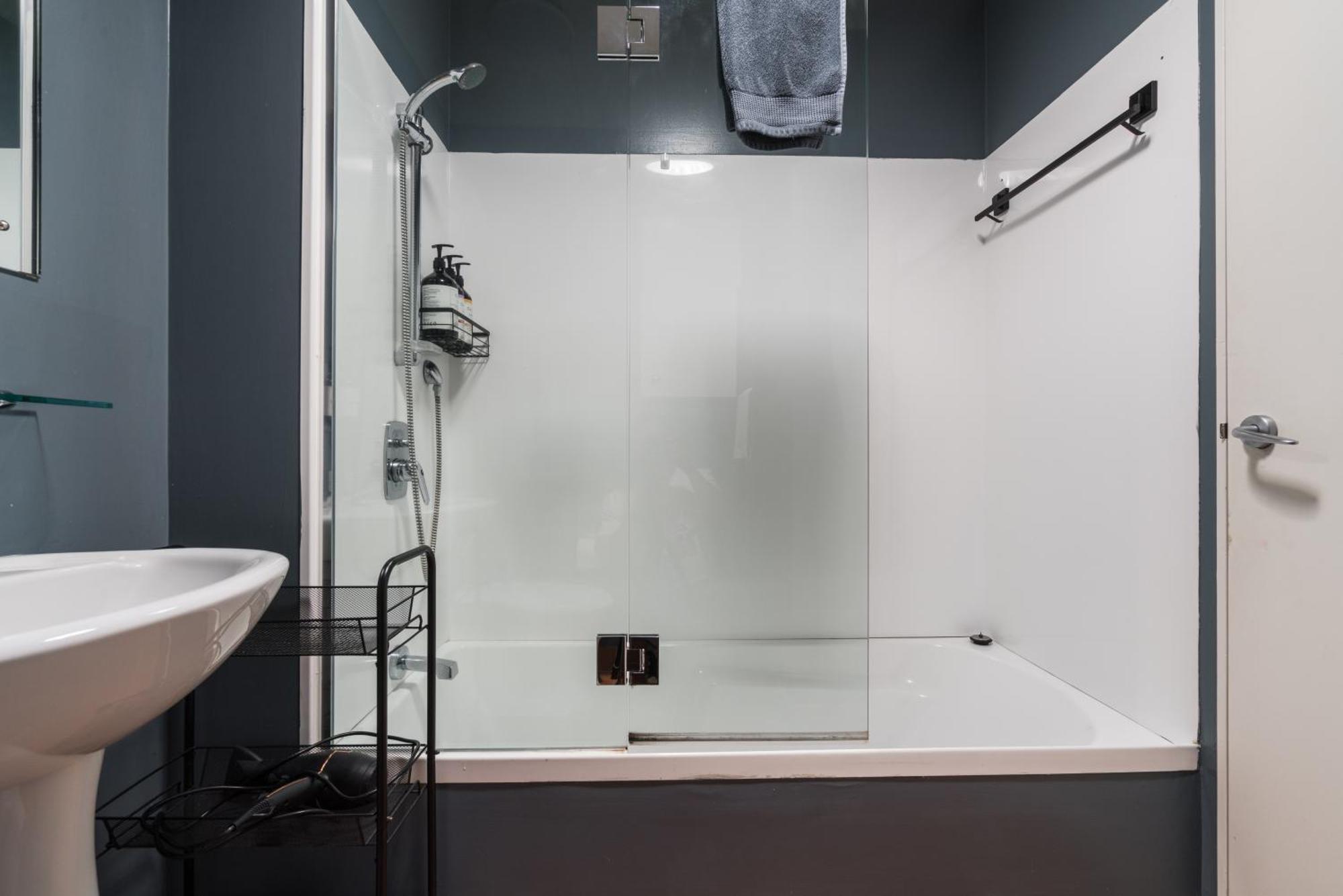 Spacious Near Cbd Pool Parking 3br * Auckland