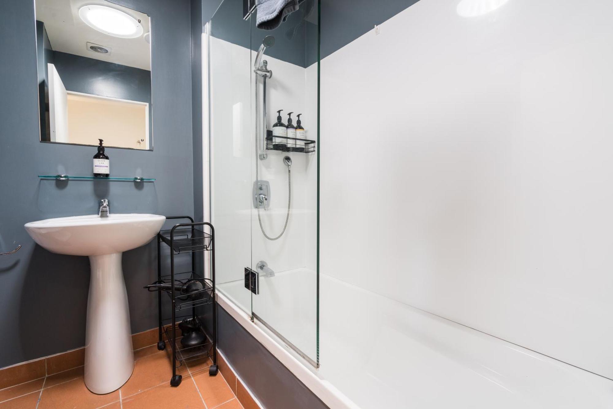 Spacious Near Cbd Pool Parking 3br Apartment Auckland