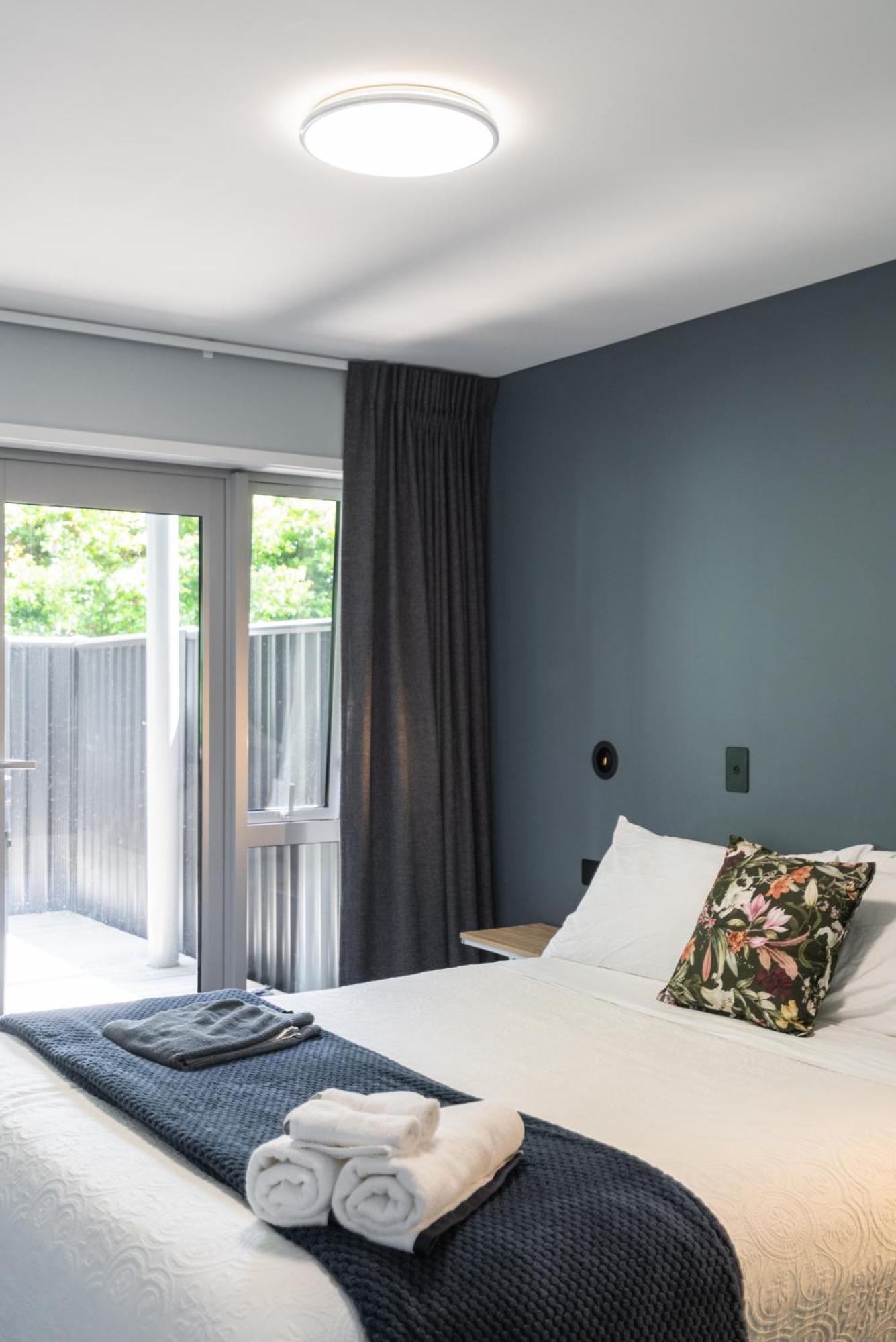 Spacious Near Cbd Pool Parking 3br *