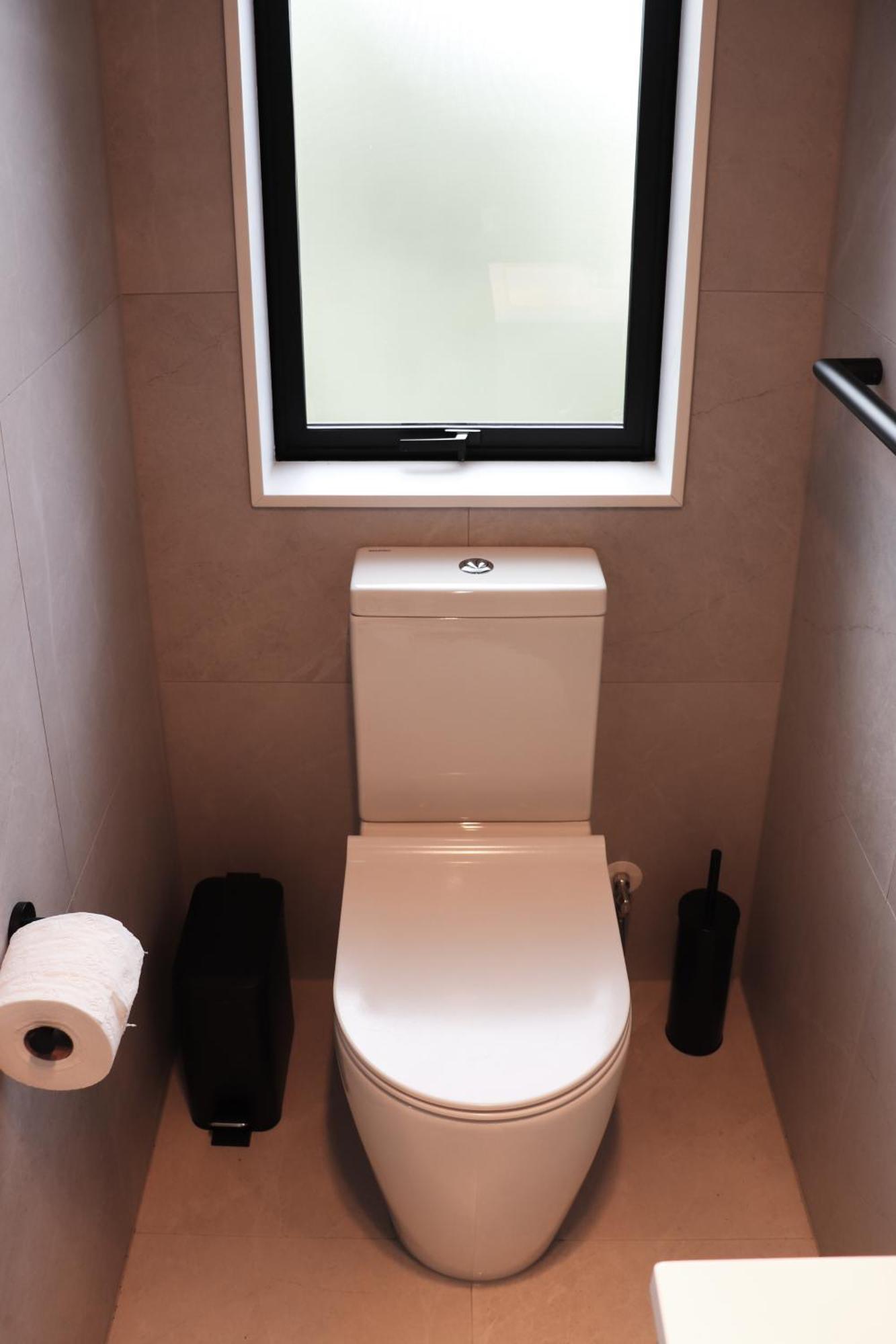 Homestay Large Bedroom With Private Bathroom Shared Kitchen And Amenities *