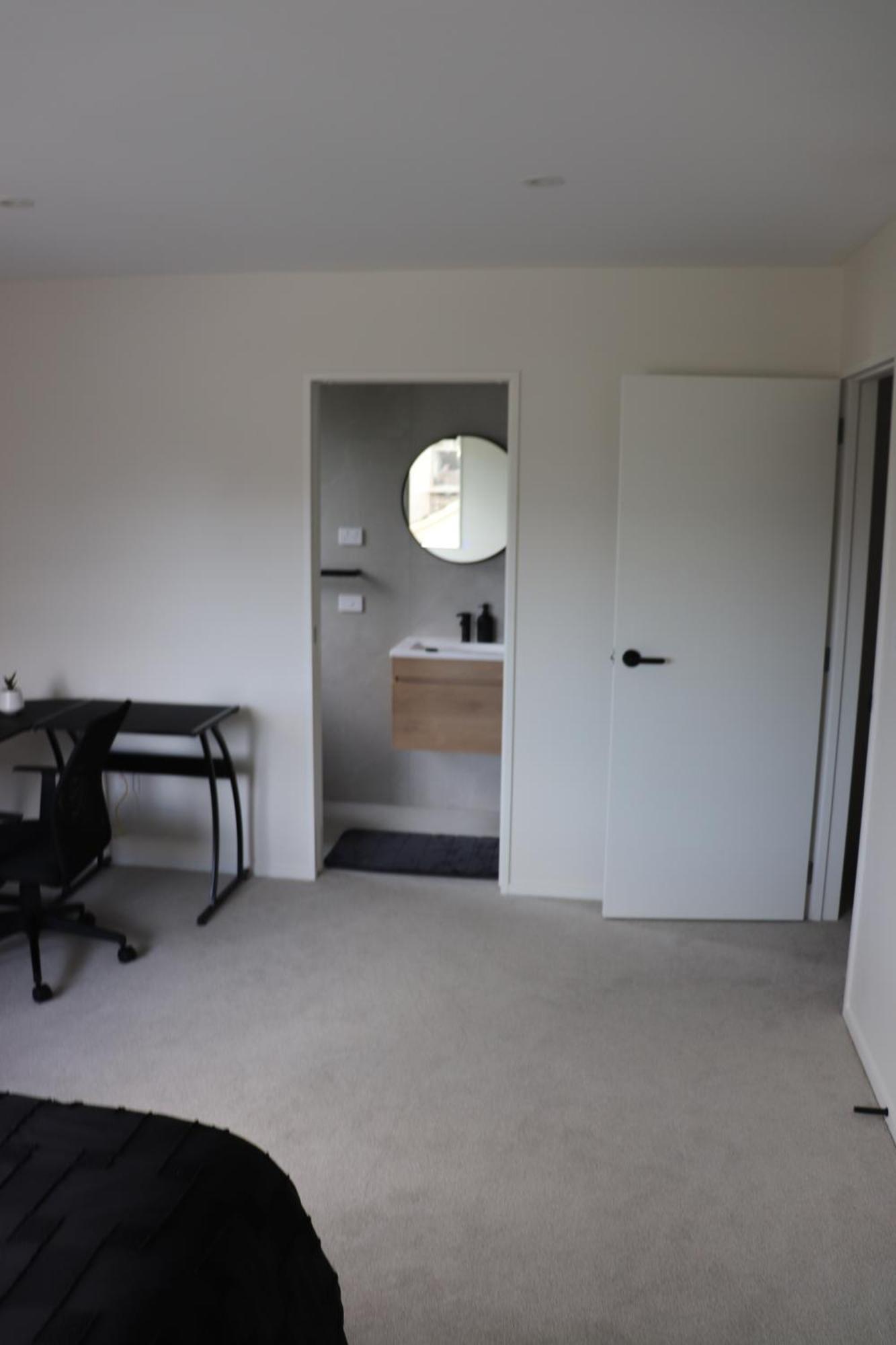 Homestay Large Bedroom With Private Bathroom Shared Kitchen And Amenities *