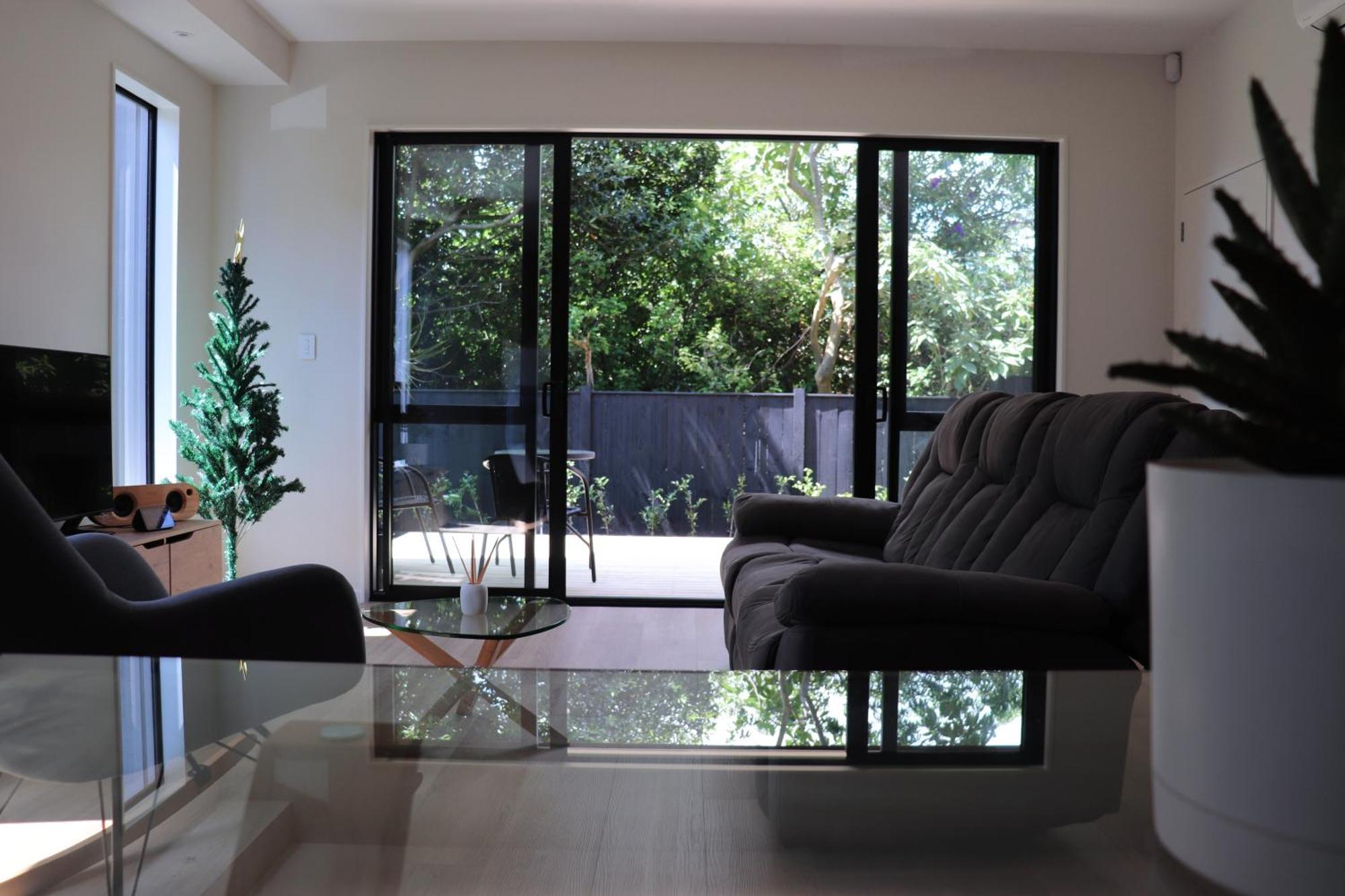 Large Bedroom With Private Bathroom Shared Kitchen And Amenities Homestay Auckland