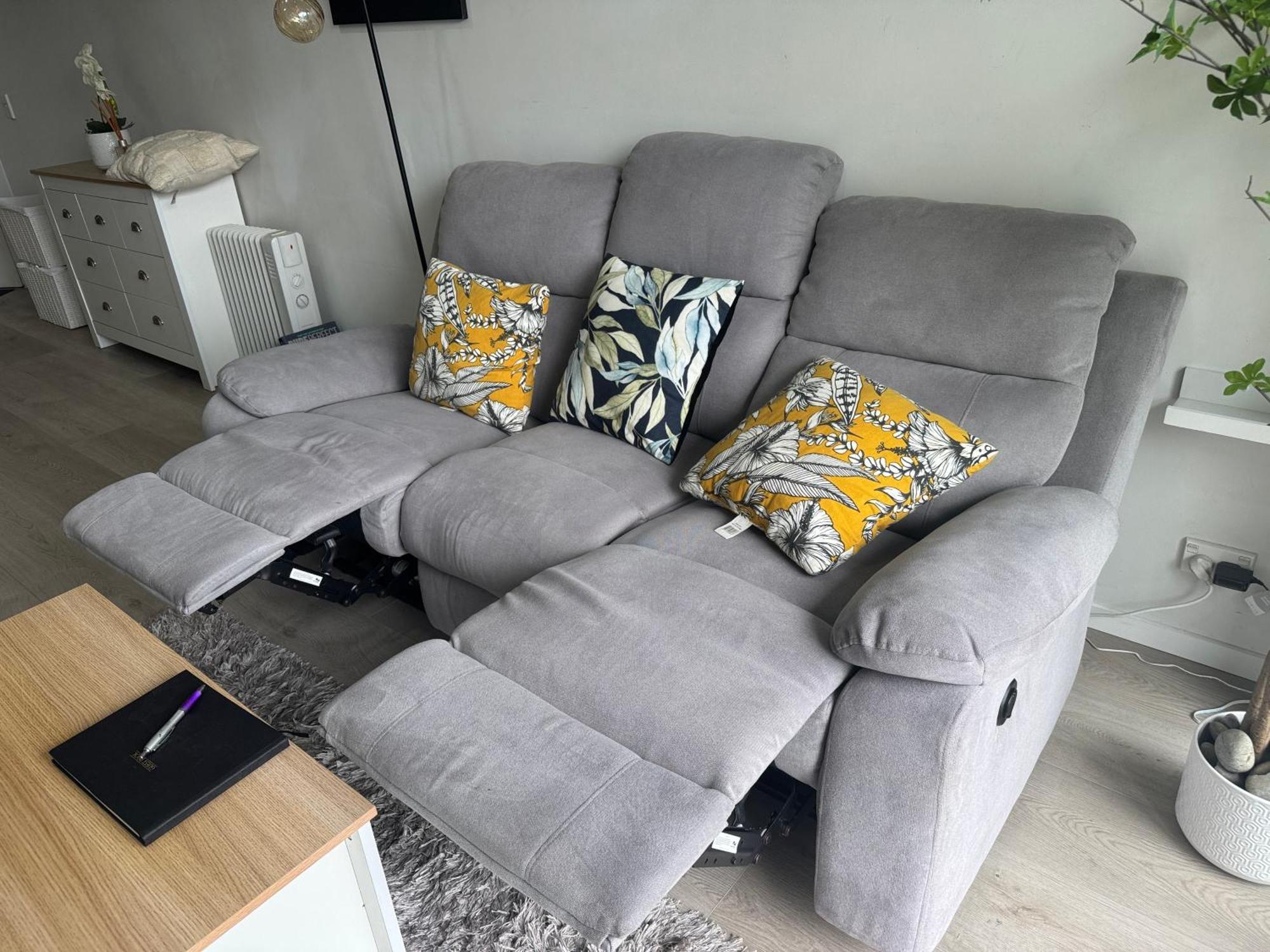 Immaculate 3 Bd 2 Bth -free Carpark & Pool Apartment Auckland