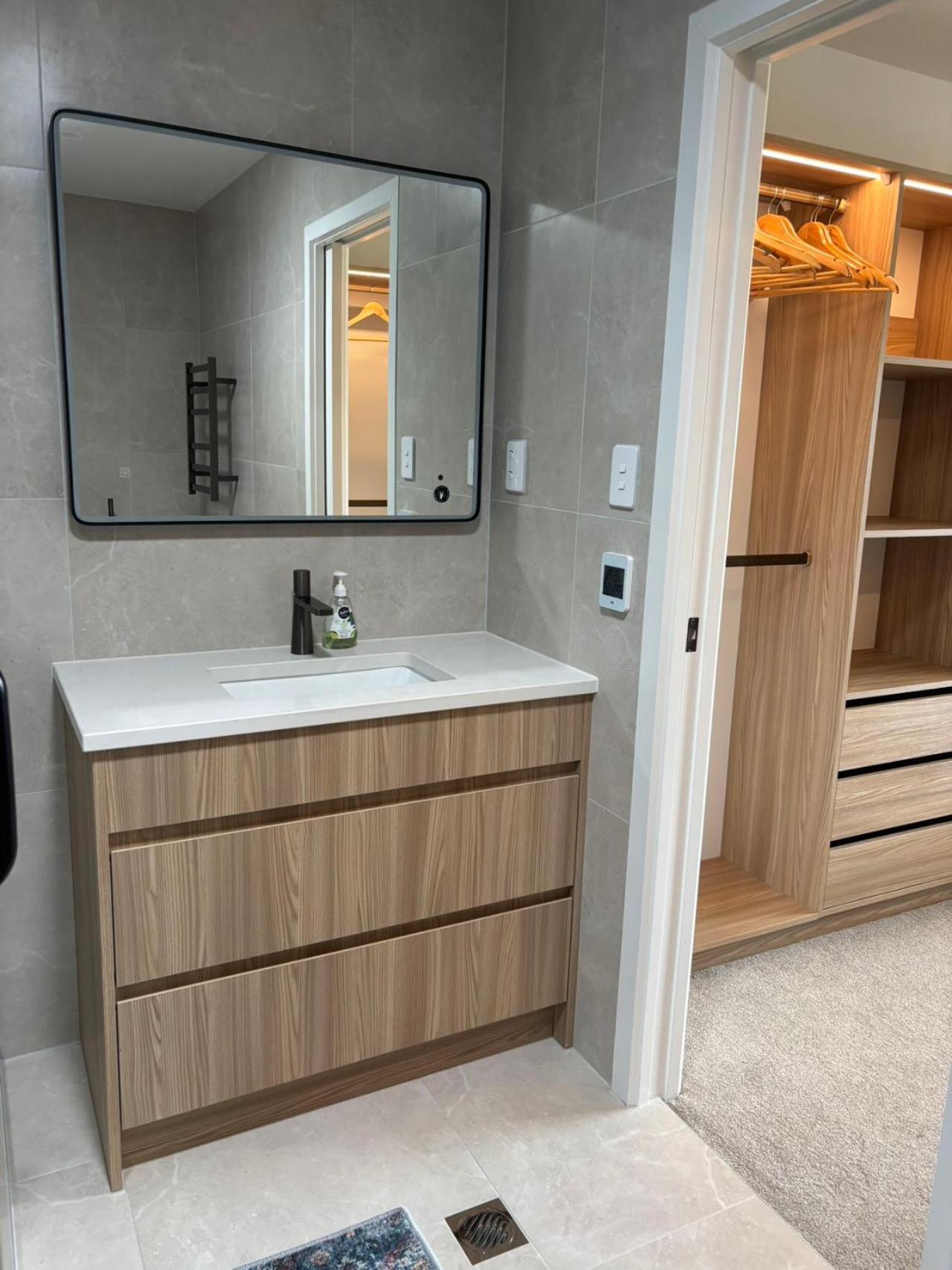 Epsom Tidy House Unit 6 *
