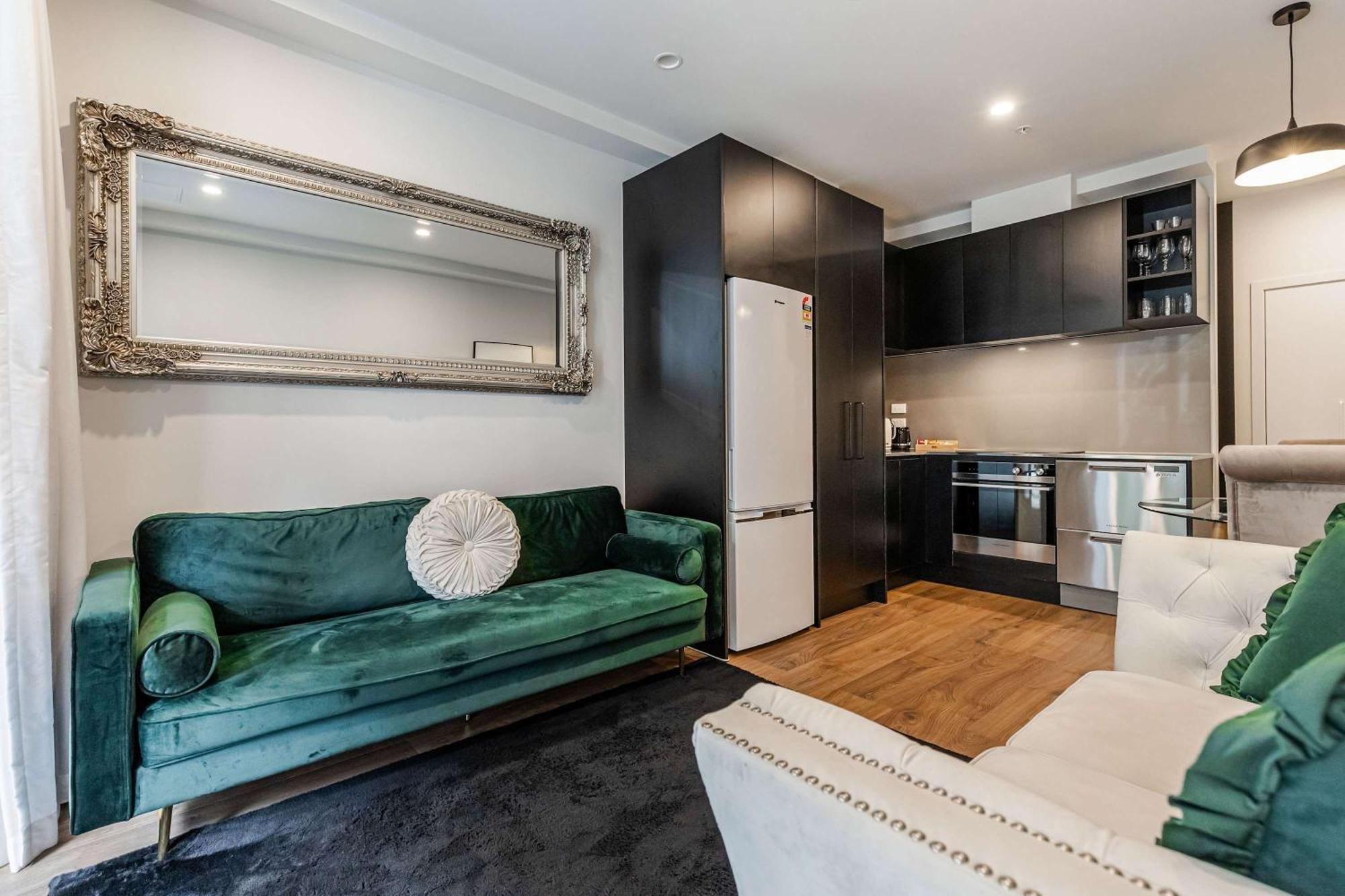 Stylish 1 Bedroom With Office Area *