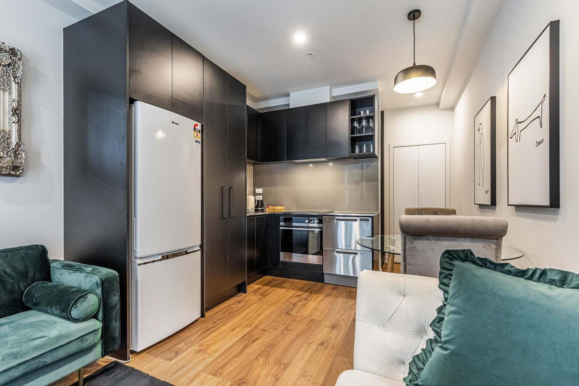 Stylish 1 Bedroom With Office Area Apartment *