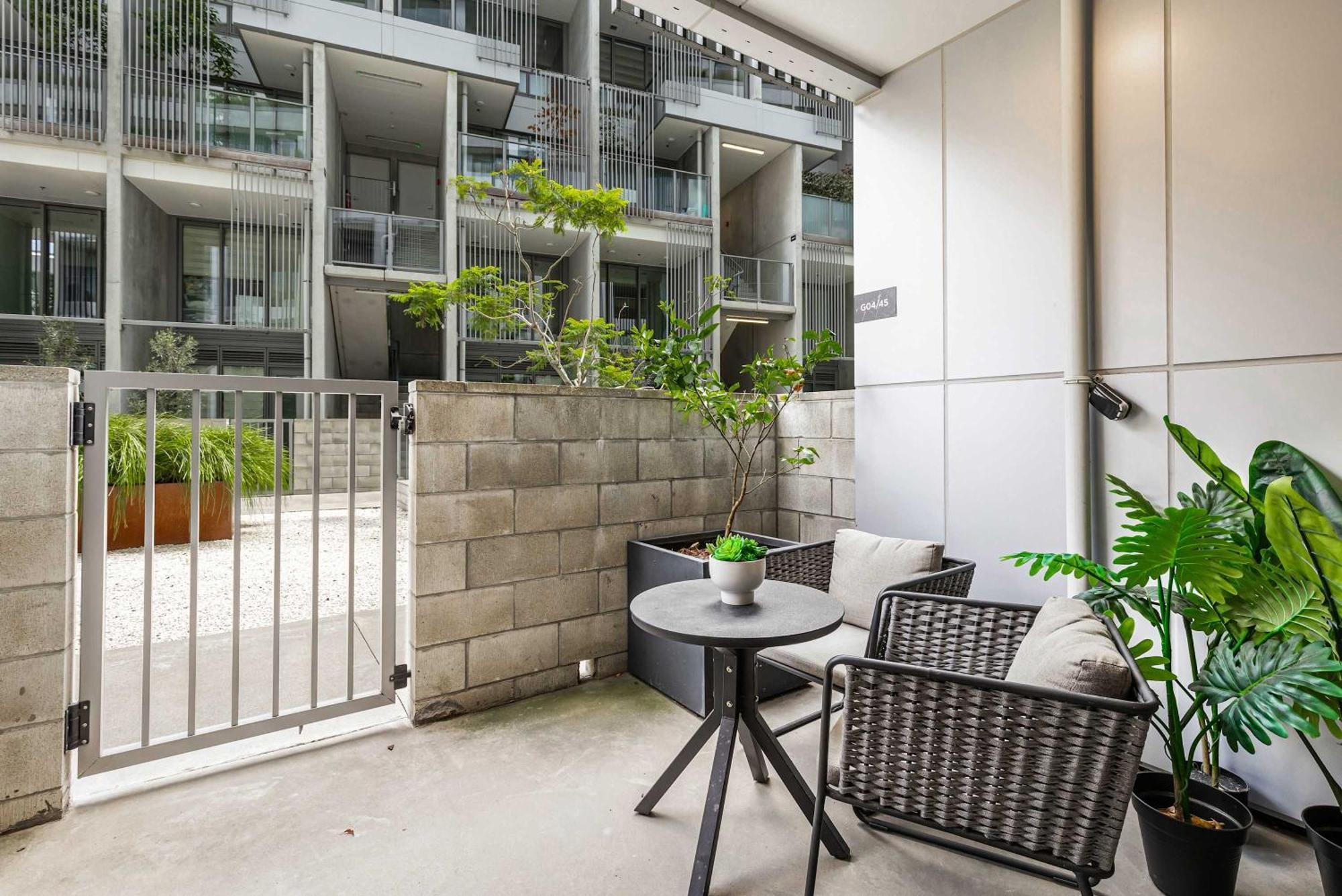 Stylish 1 Bedroom With Office Area Apartment *