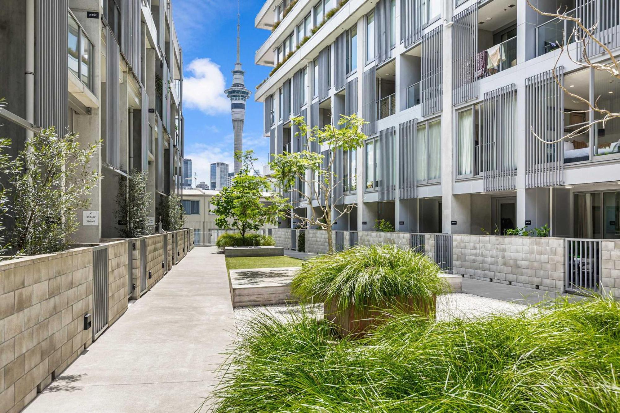 Stylish 1 Bedroom With Office Area Apartment *