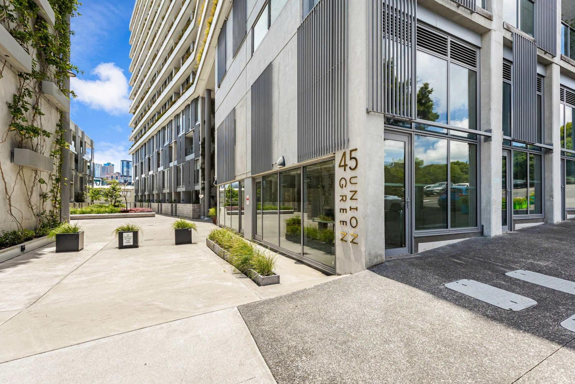 Stylish 1 Bedroom With Office Area *