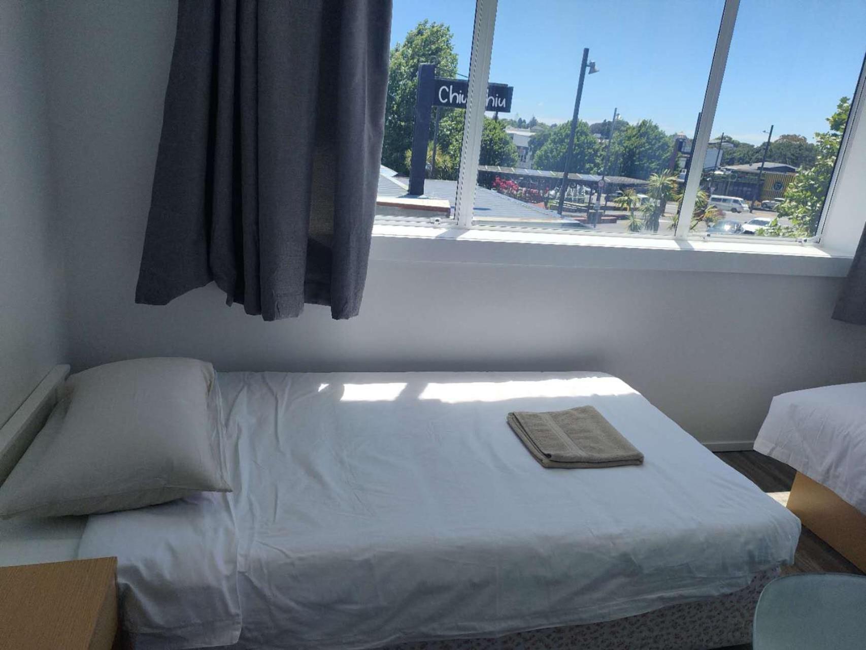 9 Beds Including 3 Double Beds, 4 Single Beds, 2 Sofa Bed, 1, 37 Totara Avenue, New Lynn Apartment