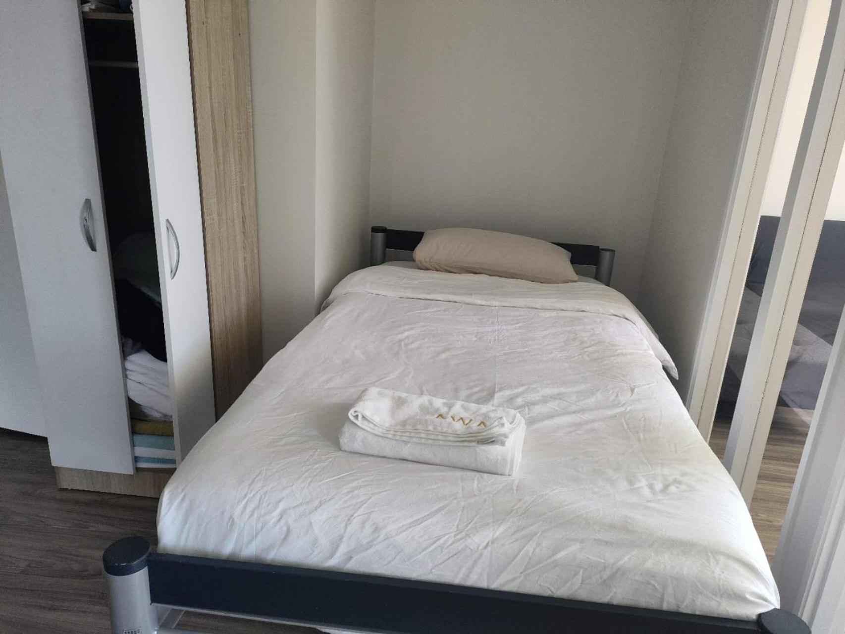9 Beds Including 3 Double Beds, 4 Single Beds, 2 Sofa Bed, 1, 37 Totara Avenue, New Lynn Auckland