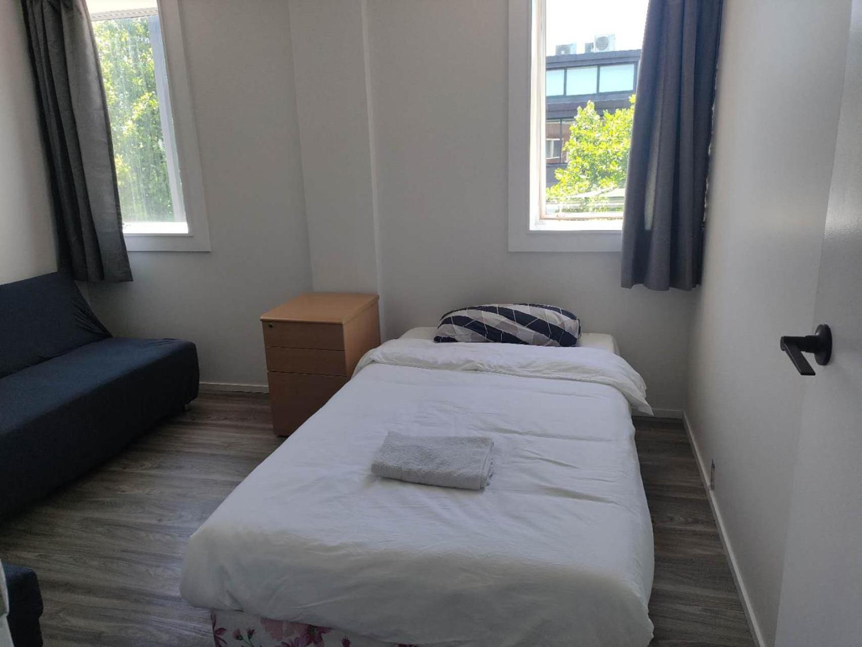 Apartment 9 Beds Including 3 Double Beds, 4 Single Beds, 2 Sofa Bed, 1, 37 Totara Avenue, New Lynn Auckland
