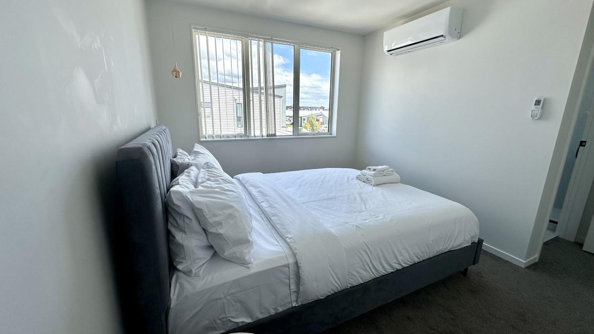 Stylish New & Cosy 3-bedroom Retreat In - Perfect For Your Next Getaway! Holiday home