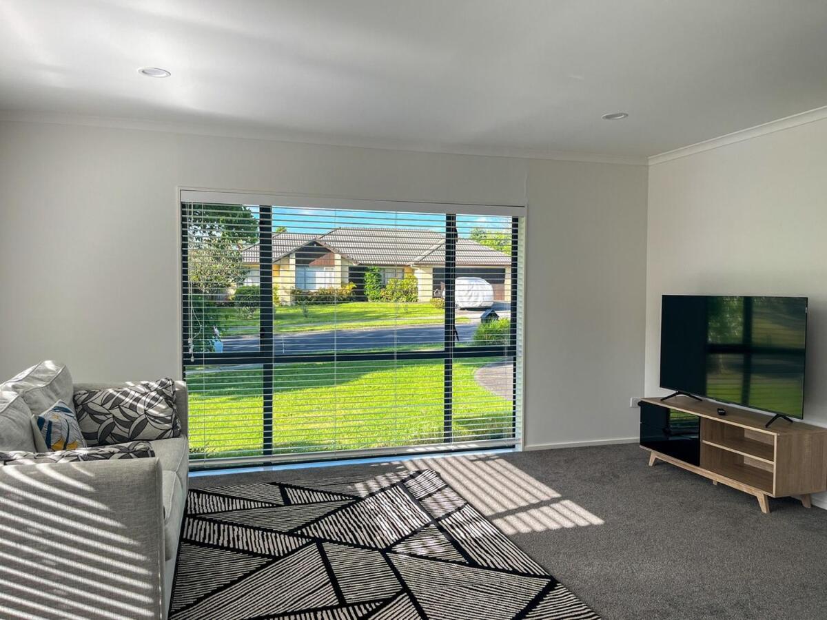 Family Retreat With Playground Views In East Tamaki Holiday home