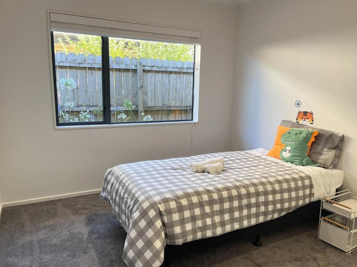 Family Retreat With Playground Views In East Tamaki *