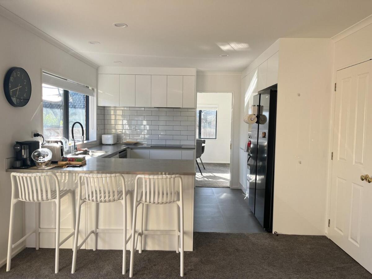 Family Retreat With Playground Views In East Tamaki Holiday home