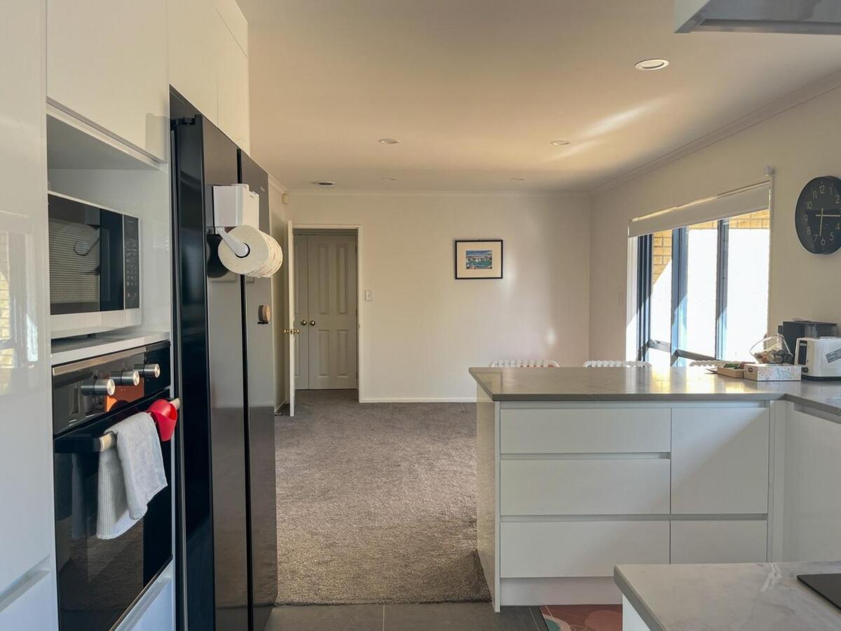 Family Retreat With Playground Views In East Tamaki *