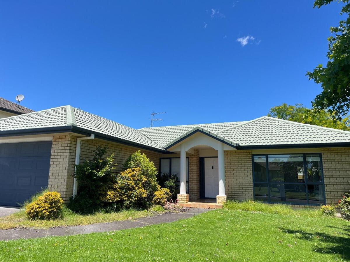 Family Retreat With Playground Views In East Tamaki *