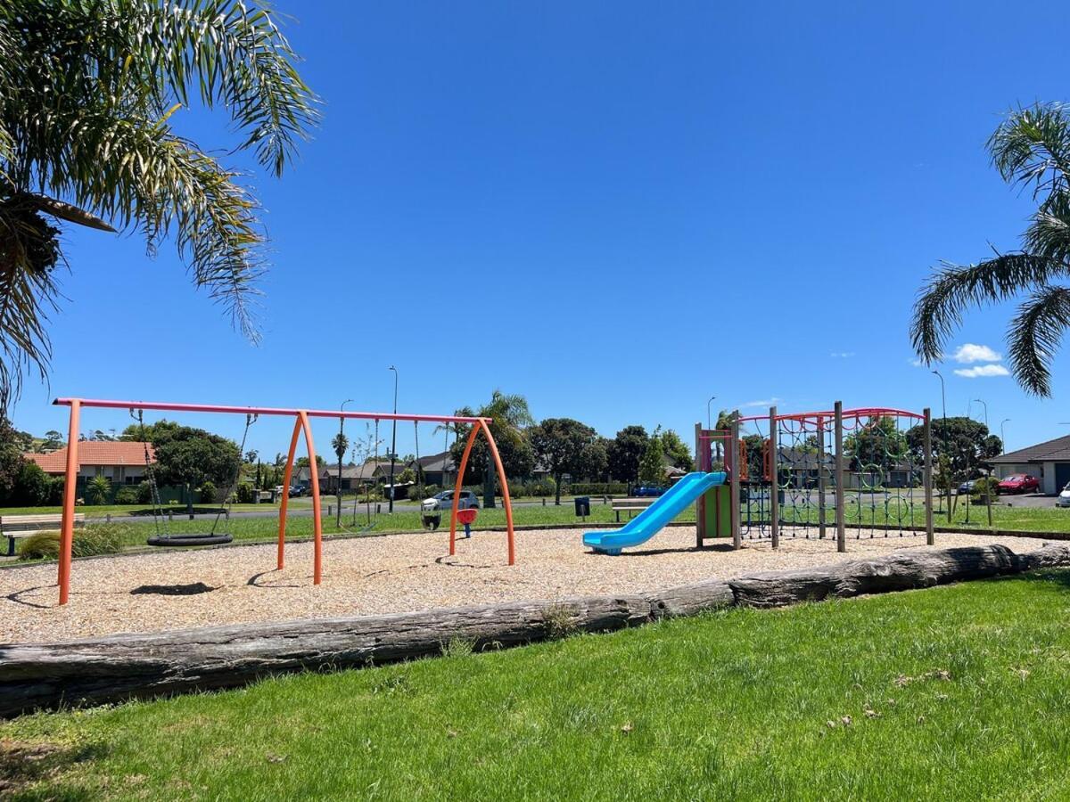 Family Retreat With Playground Views In East Tamaki Holiday home *