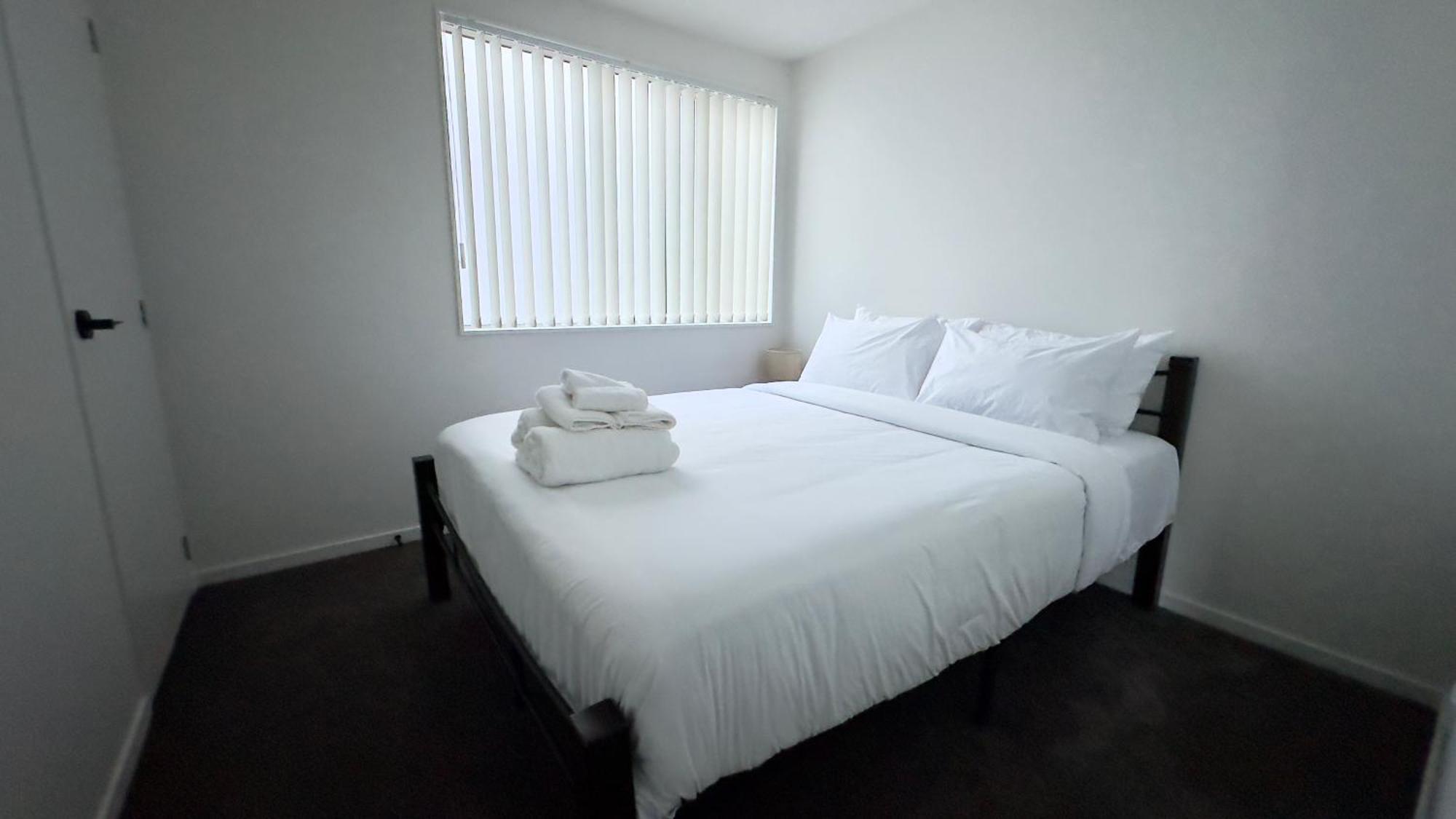 Stylish New & Cosy 3-bedroom Retreat In - Perfect For Your Next Getaway! *
