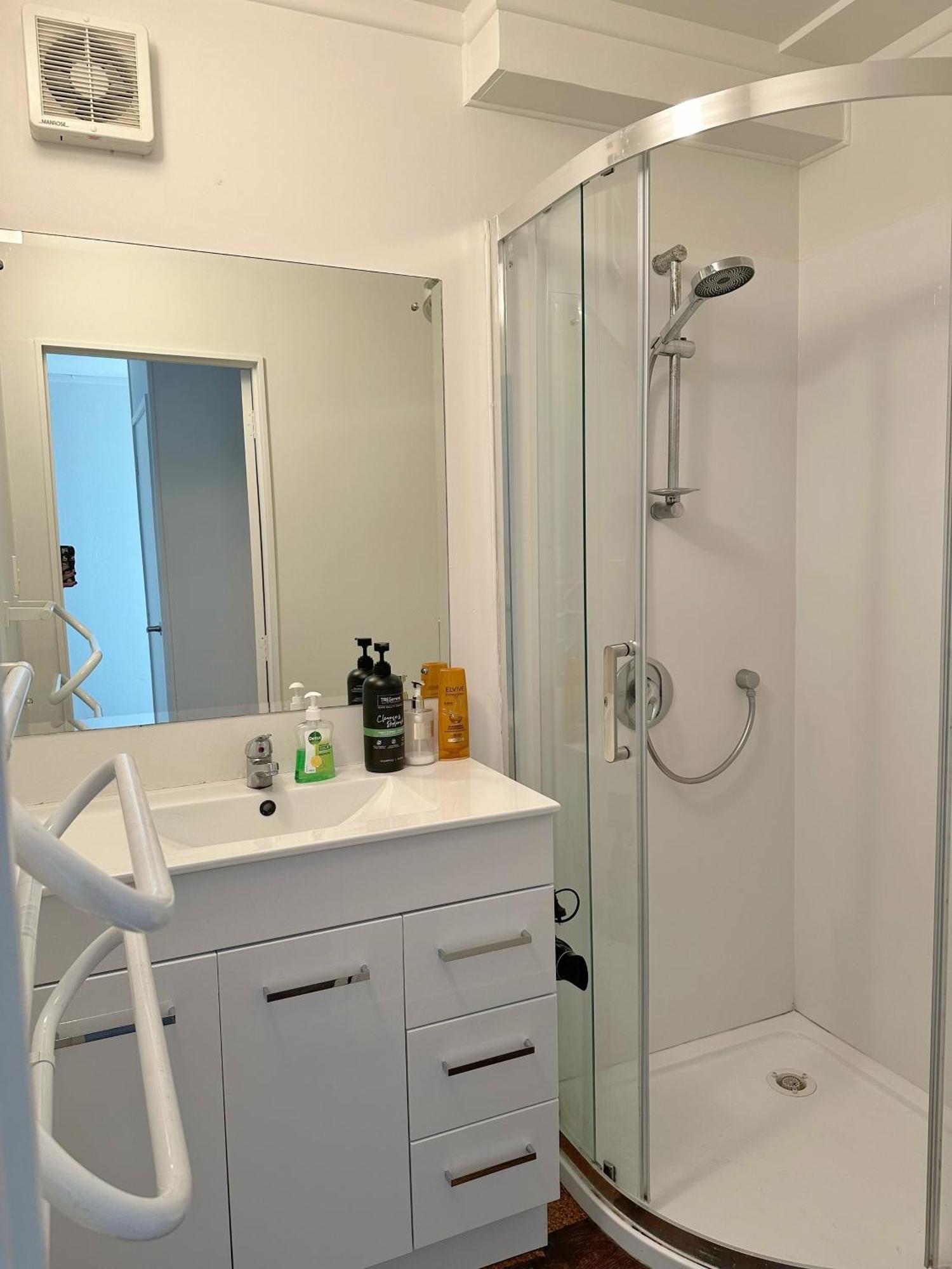 Spacious Escape In Fairview, Free Wifi, Coffee ,tea And Parking ,private Bathroom Near Albany Mall And Highway * Auckland