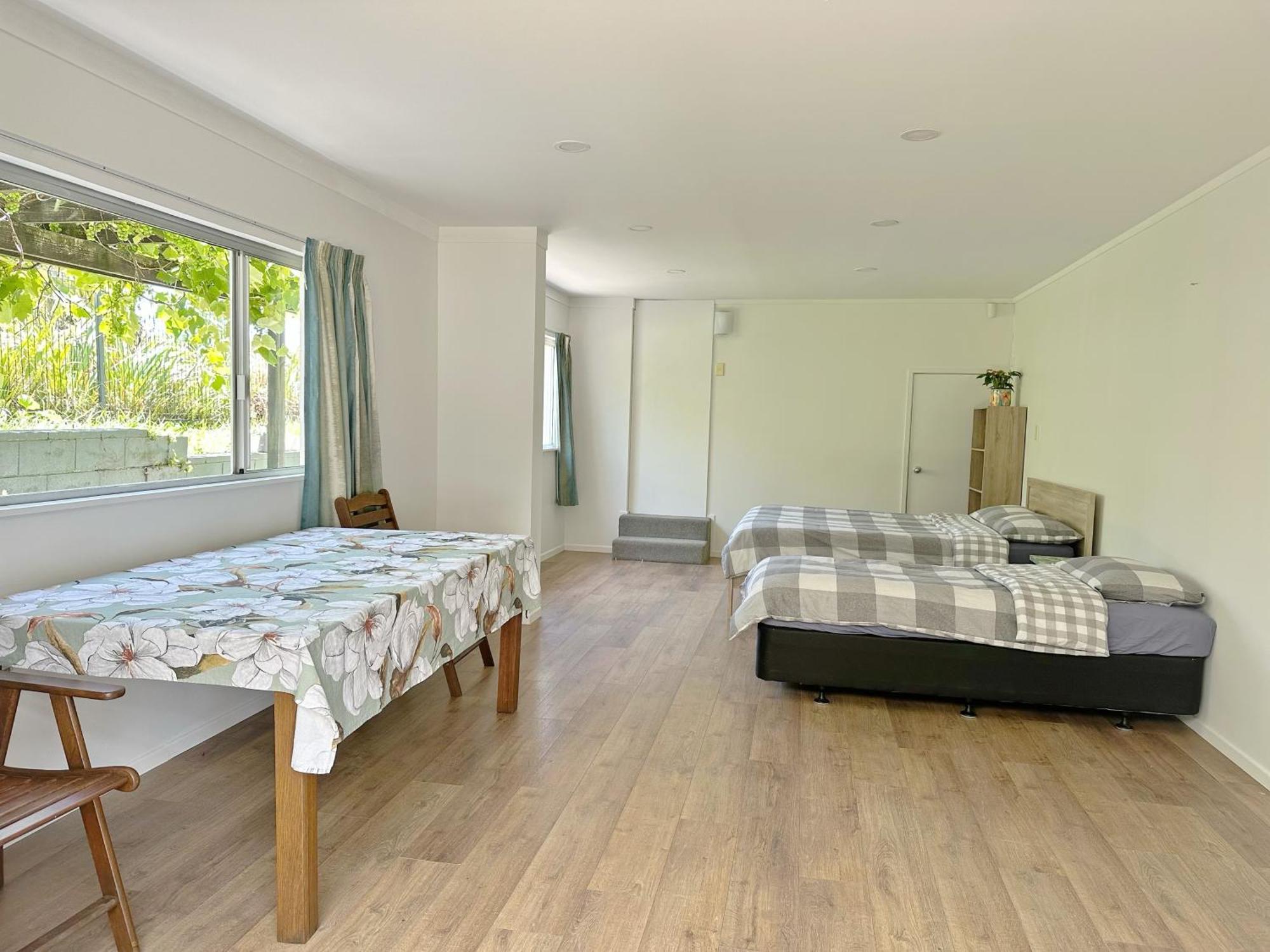 Spacious Escape In Fairview, Free Wifi, Coffee ,tea And Parking ,private Bathroom Near Albany Mall And Highway
