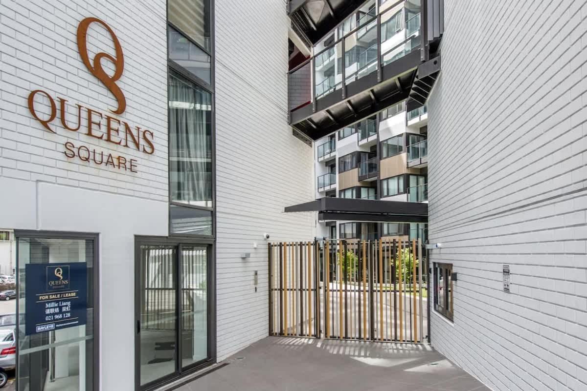 Designed Penthouse 2bed & 2bath With Skytower View On Queen St Auckland