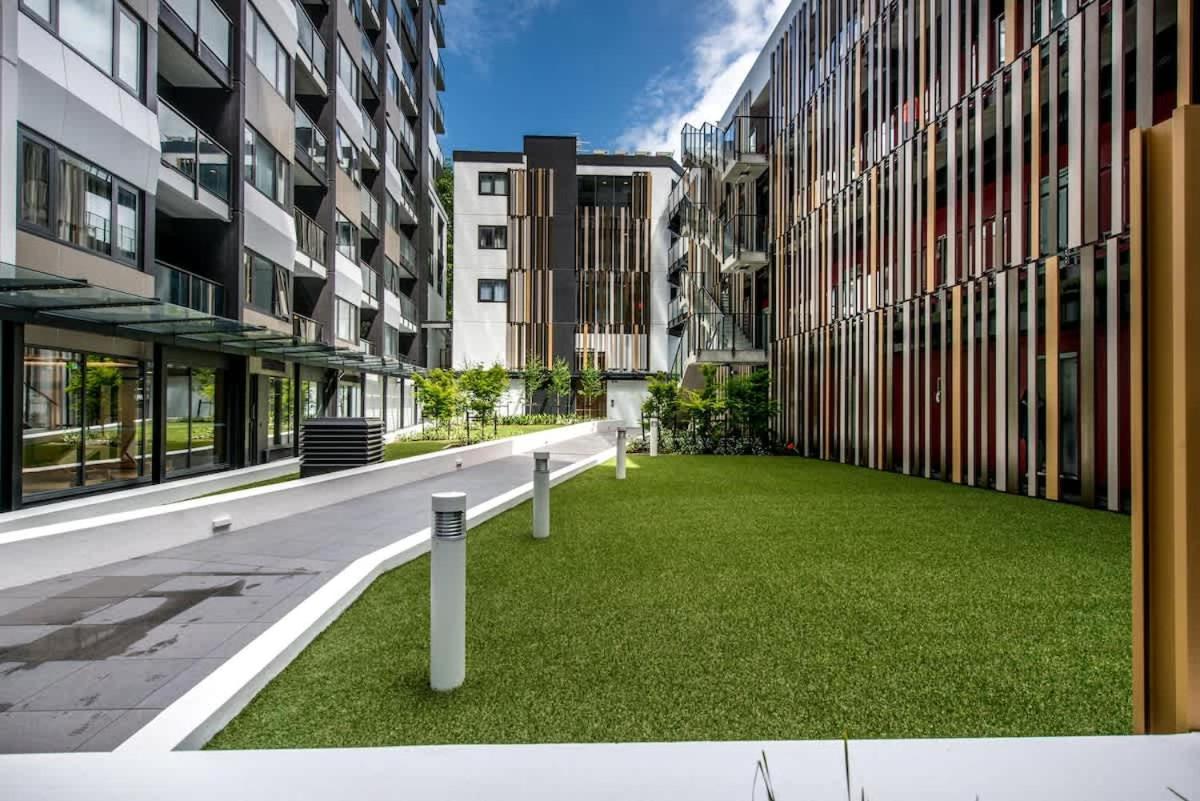 Designed Penthouse 2bed & 2bath With Skytower View On Queen St Apartment *