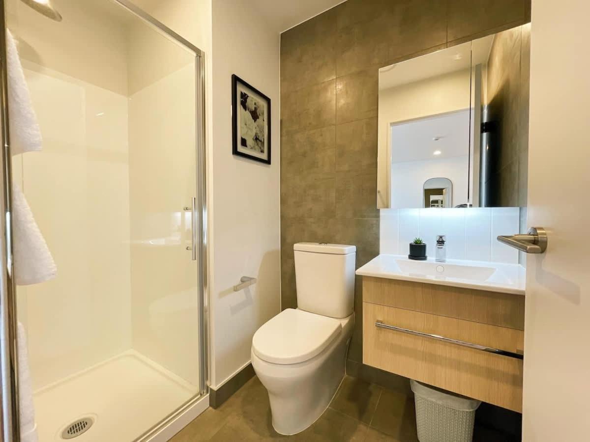 Designed Penthouse 2bed & 2bath With Skytower View On Queen St Apartment *