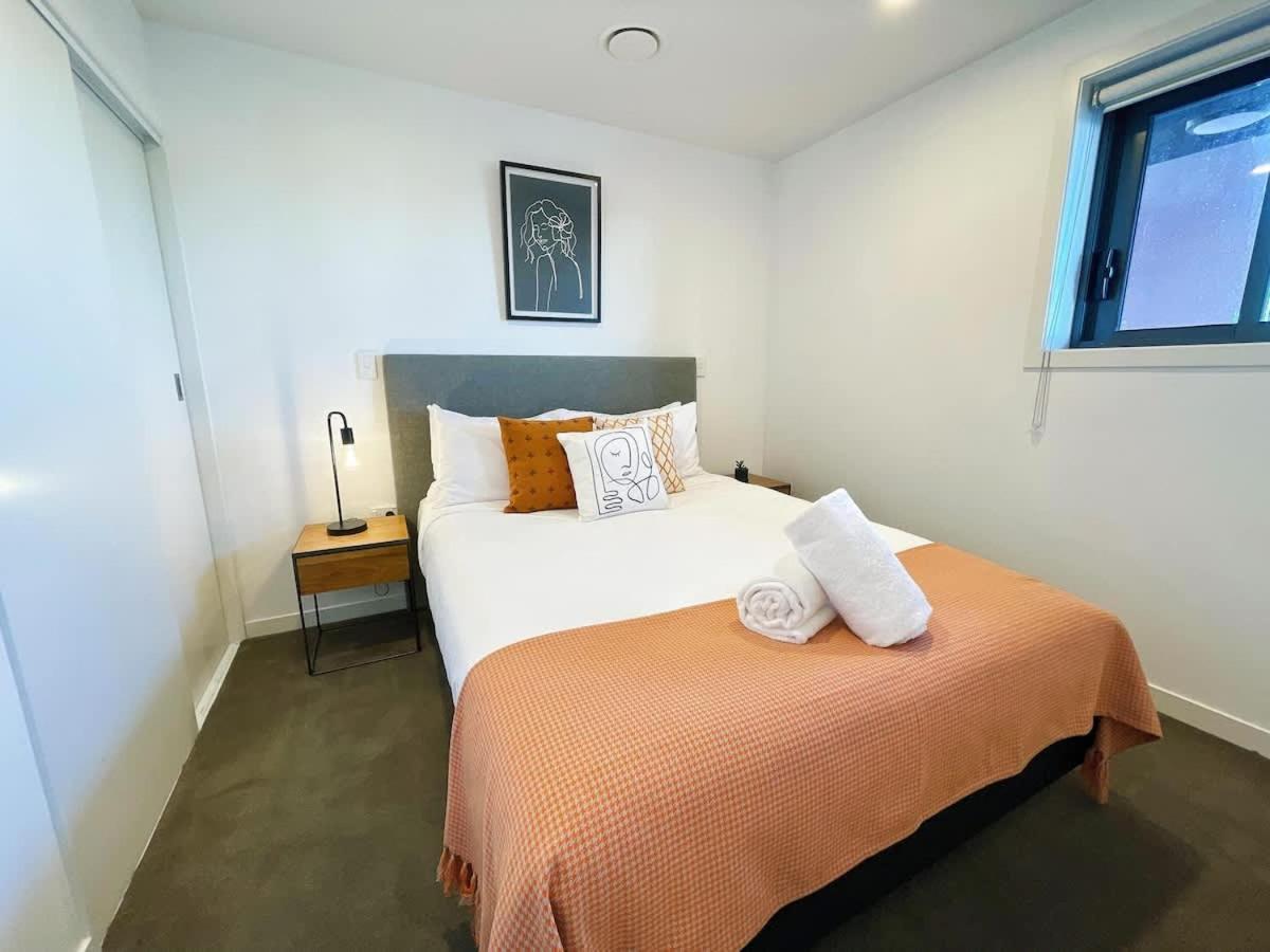 Apartment Designed Penthouse 2bed & 2bath With Skytower View On Queen St Auckland