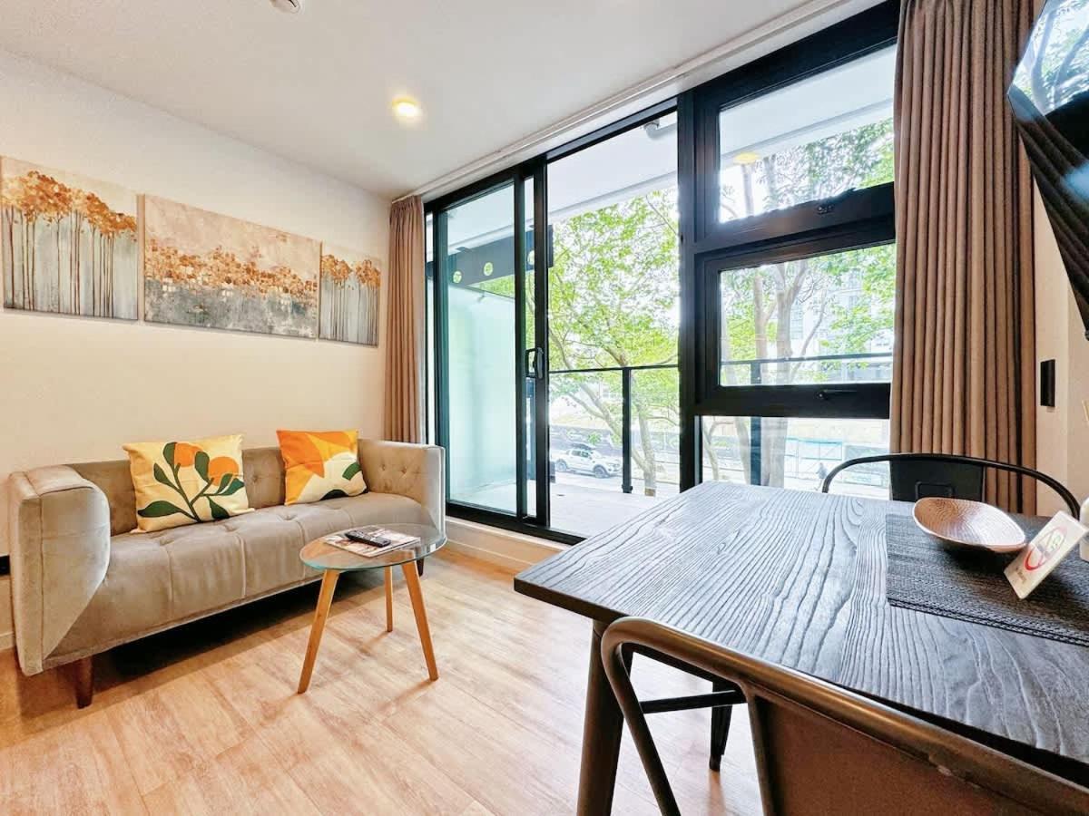 Location Cozy With Pool Gym & Sauna Nearby Skytower Apartment