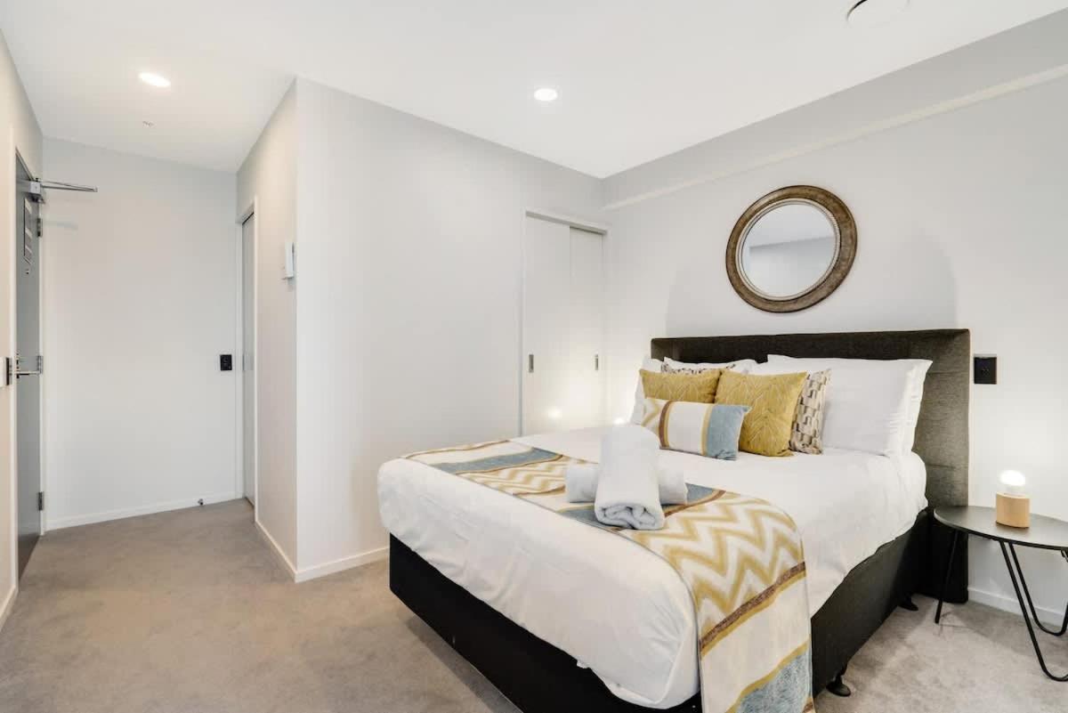 Apartment Modern Designed Ac 1b With Pool Gym Sauna In Cbd Auckland