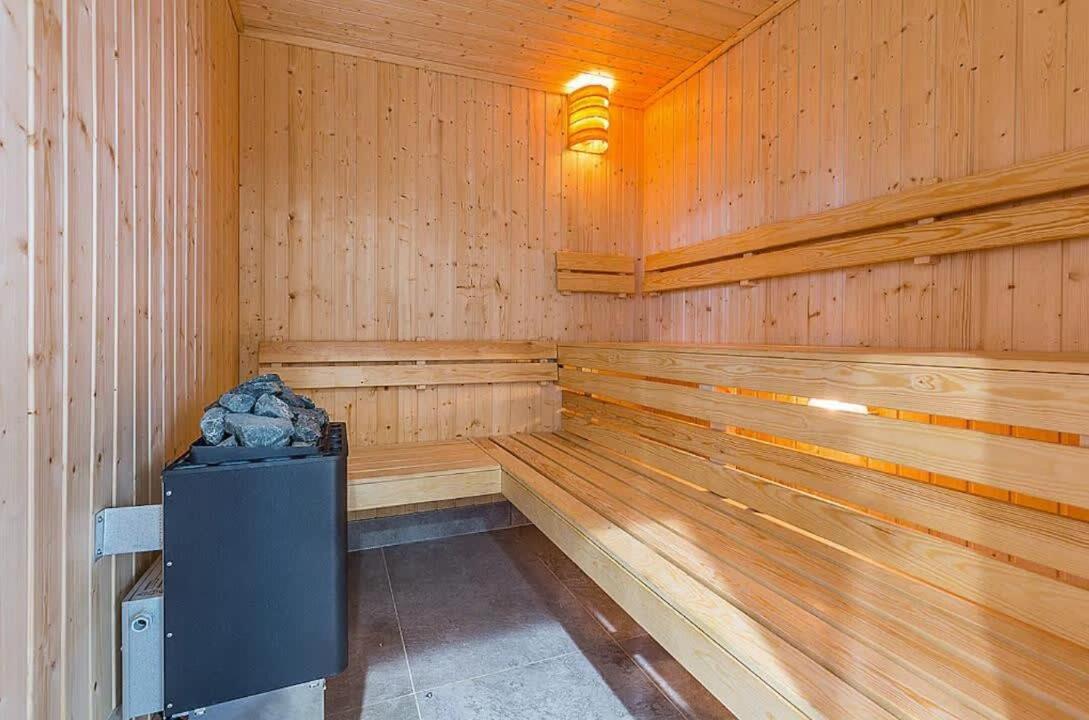 Prime Location Modern 1br Beside Skytower Vs Pool *