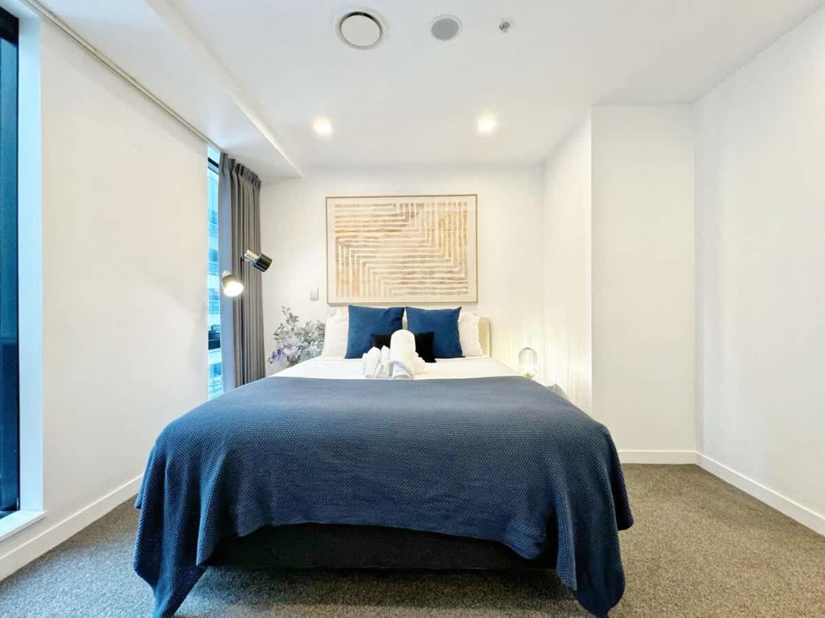 Prime Location Modern 1br Beside Skytower Vs Pool Apartment *