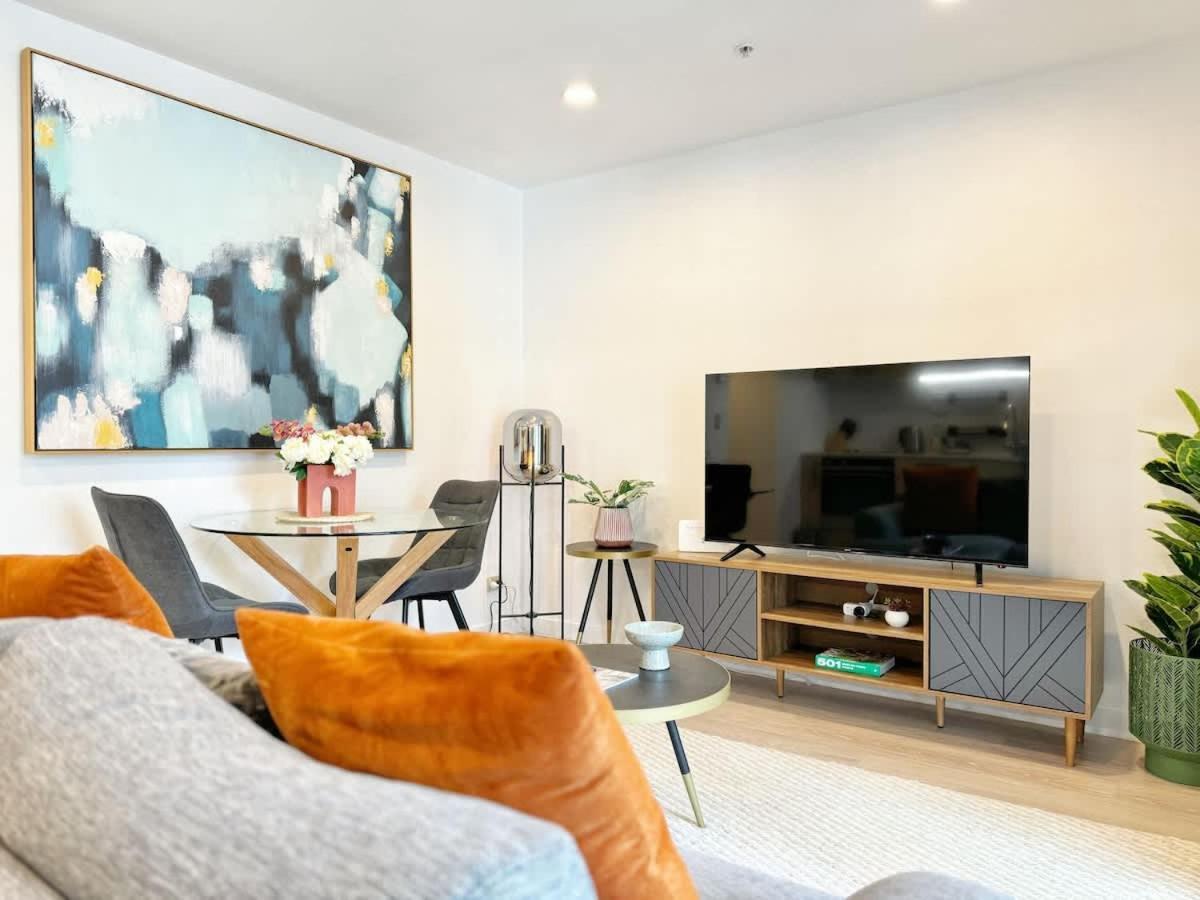 Prime Location Modern 1br Beside Skytower Vs Pool Auckland