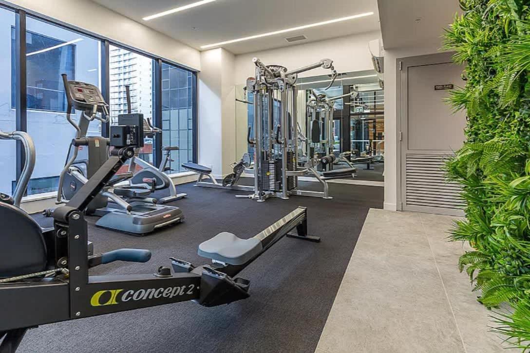 Prime Location Modern 1br Beside Skytower Vs Pool Apartment *