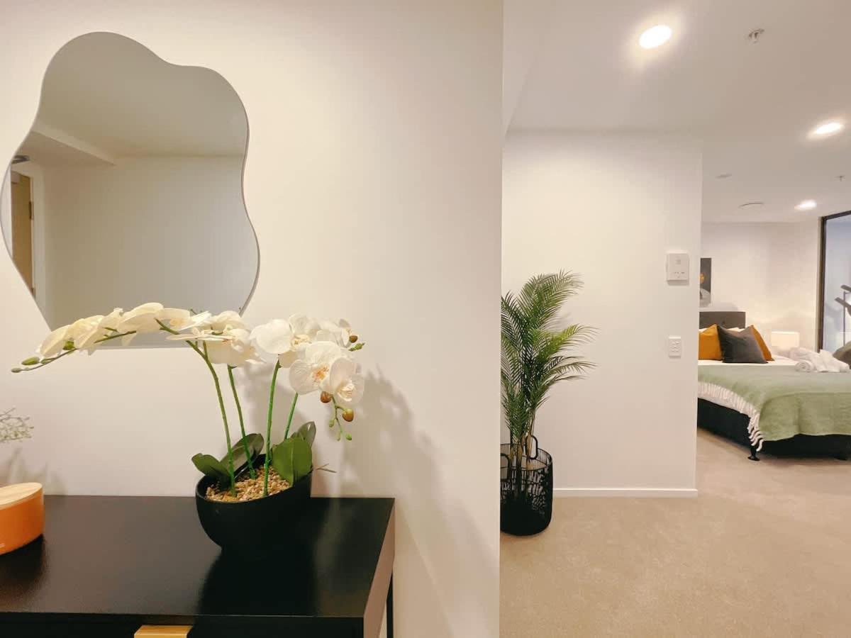 Tree-lined Parkside With Pool & Gym Apartment *