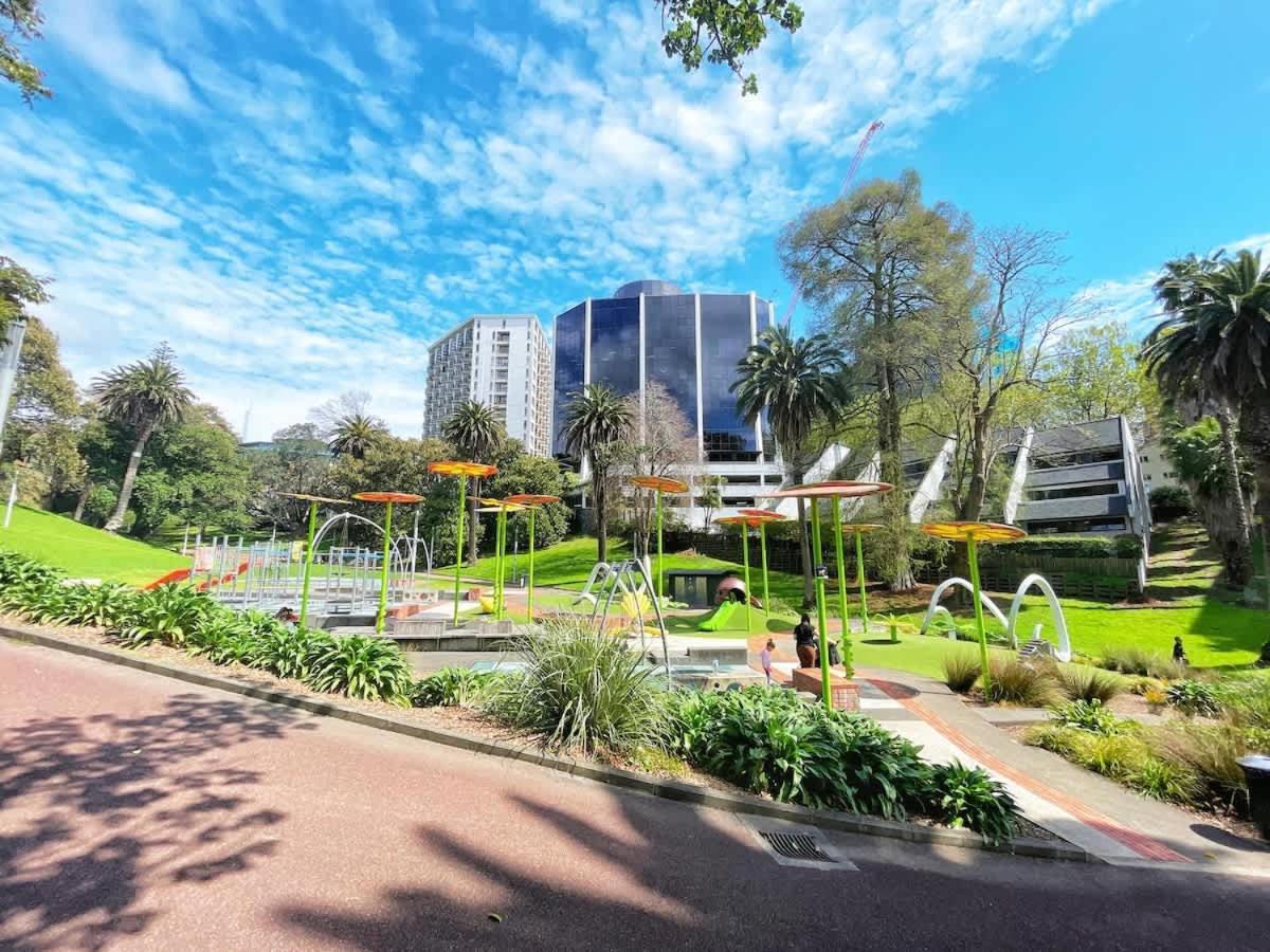 Tree-lined Parkside With Pool & Gym Auckland