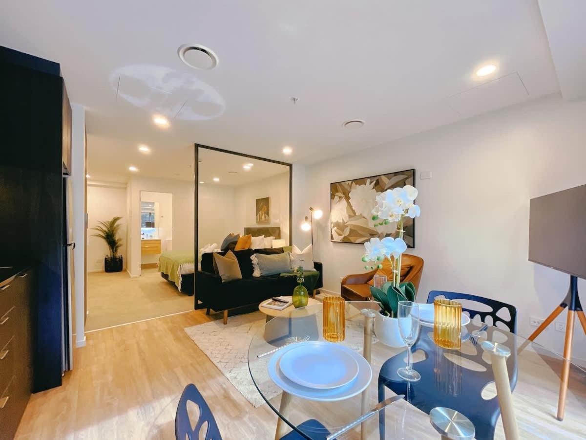 Tree-lined Parkside With Pool & Gym Apartment