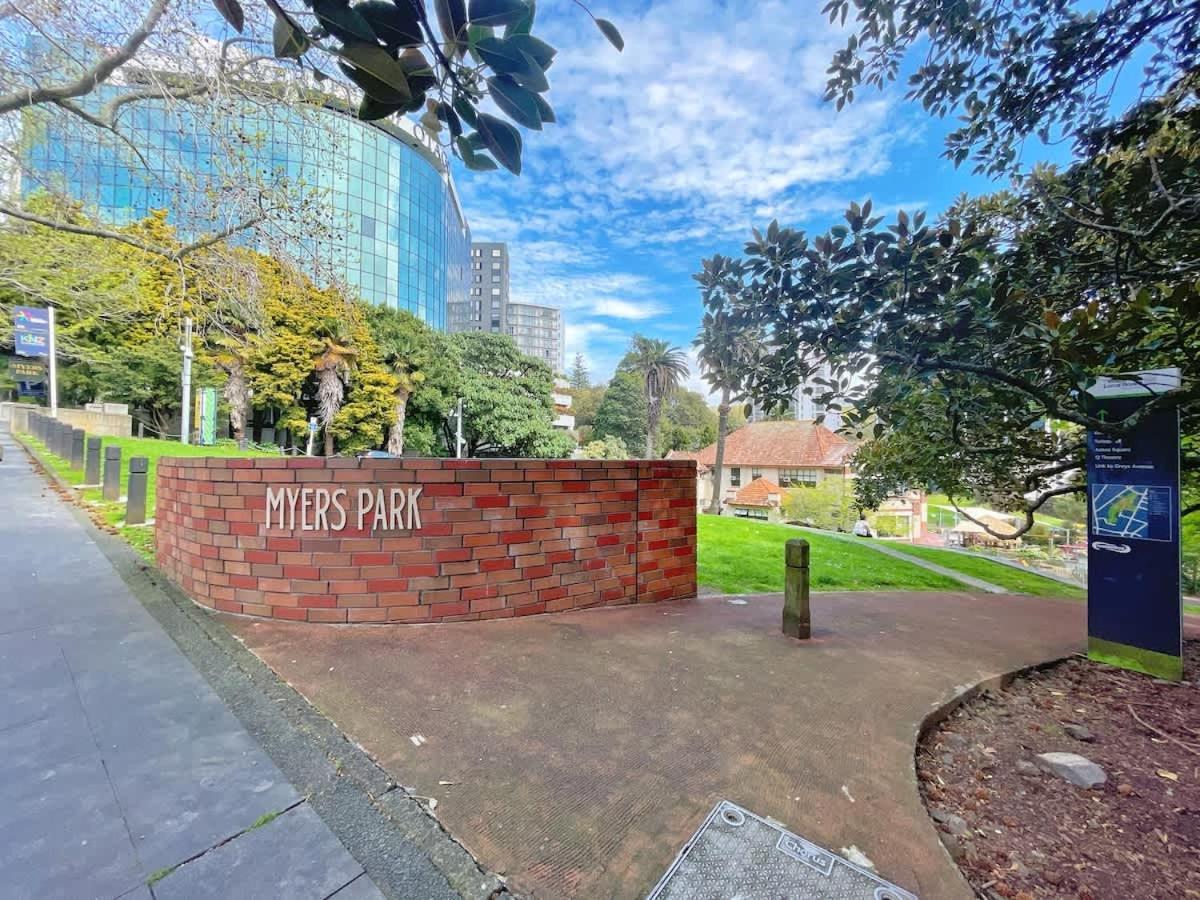 Tree-lined Parkside With Pool & Gym * Auckland