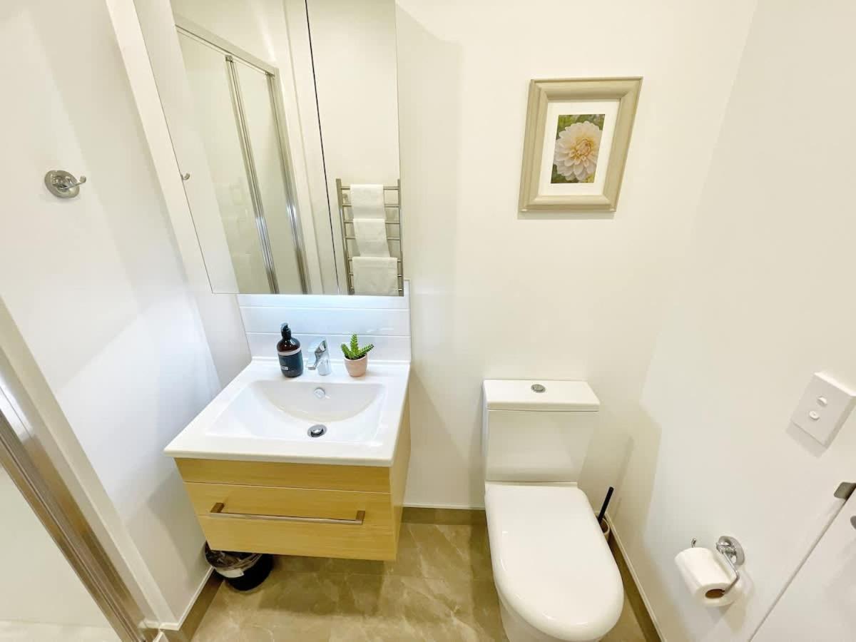 Designed Parkside Penthouse 2beds & 2baths - Pool Gym Apartment Auckland