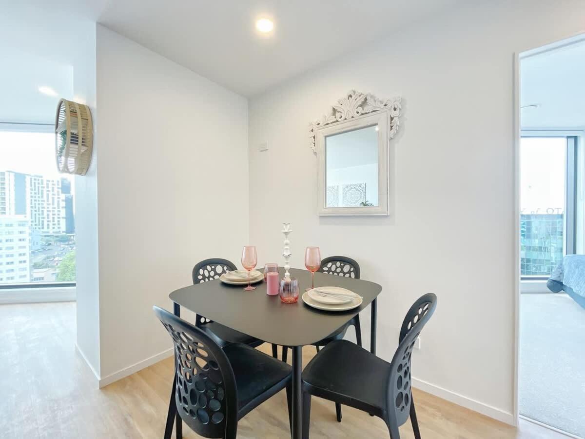 Designed Parkside Penthouse 2beds & 2baths - Pool Gym Apartment