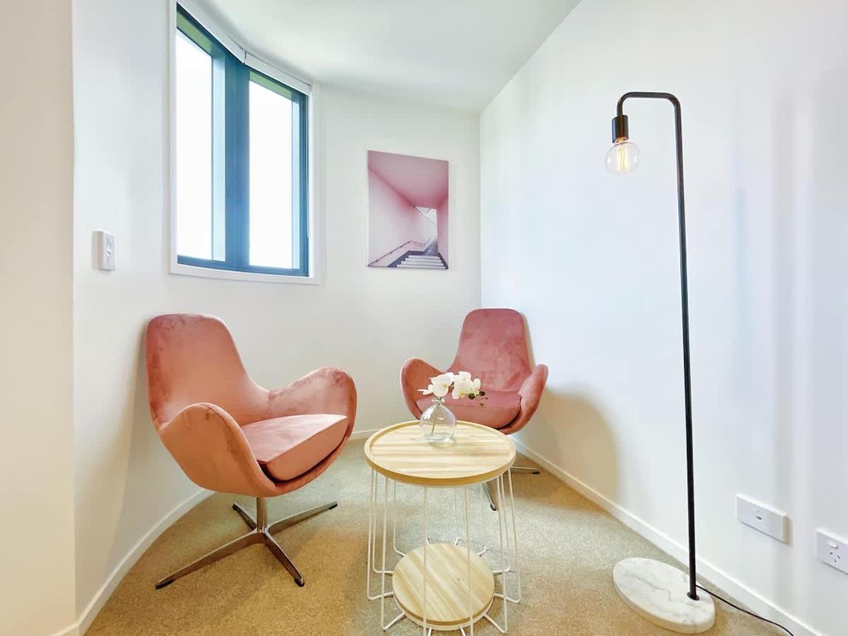 Designed Parkside Penthouse 2beds & 2baths - Pool Gym Apartment Auckland