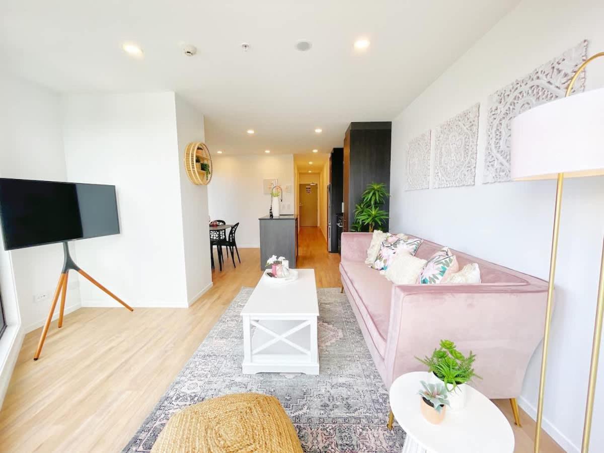 Designed Parkside Penthouse 2beds & 2baths - Pool Gym Apartment