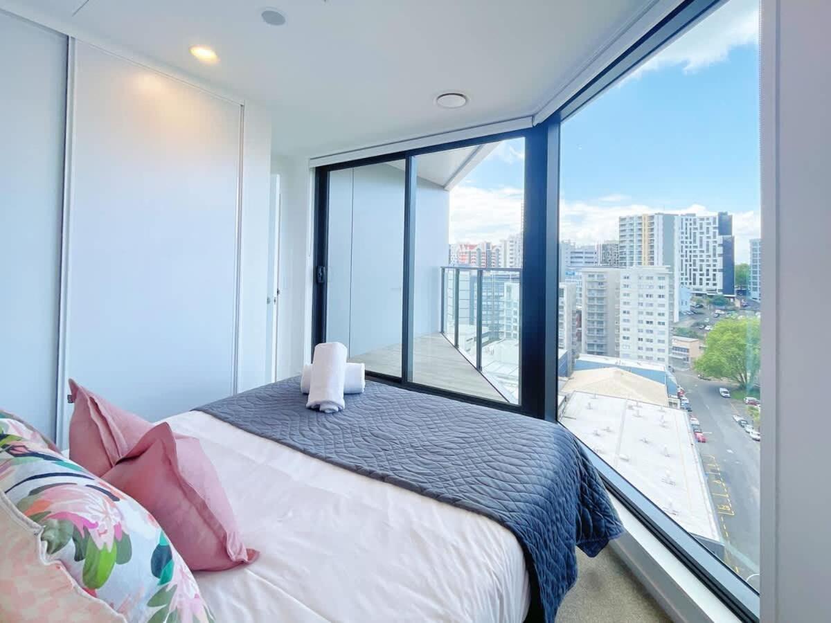 Designed Parkside Penthouse 2beds & 2baths - Pool Gym Apartment Auckland