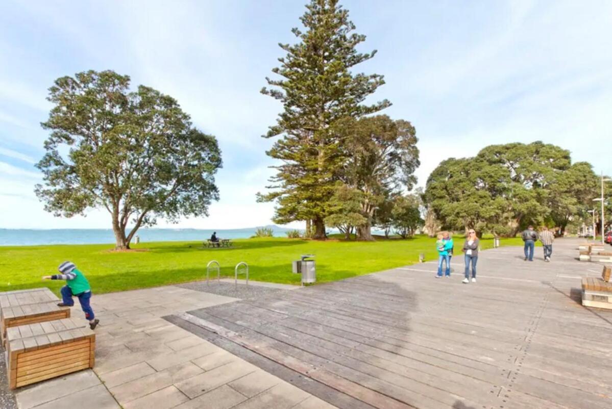 Views & Short Walk To Auckland
