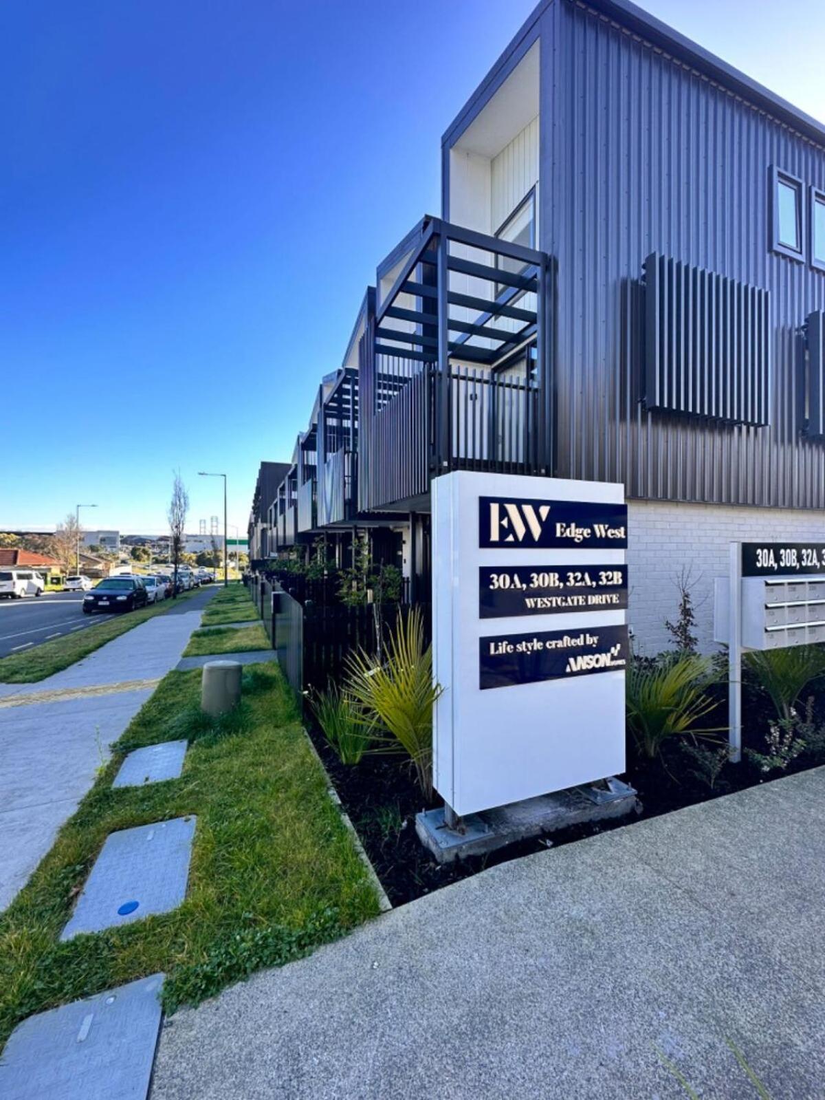 Edge West At Handy Location Apartment *