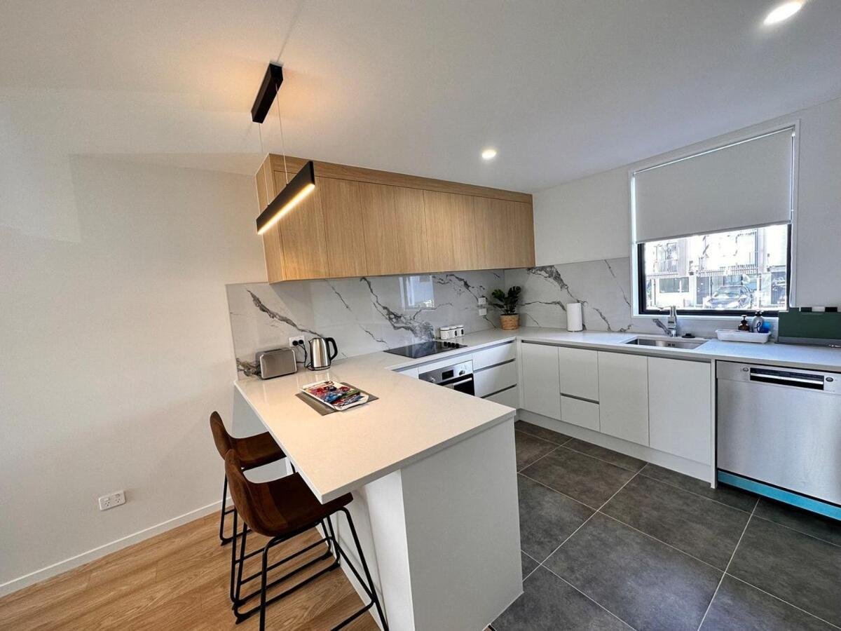 Apartment Edge West At Handy Location *