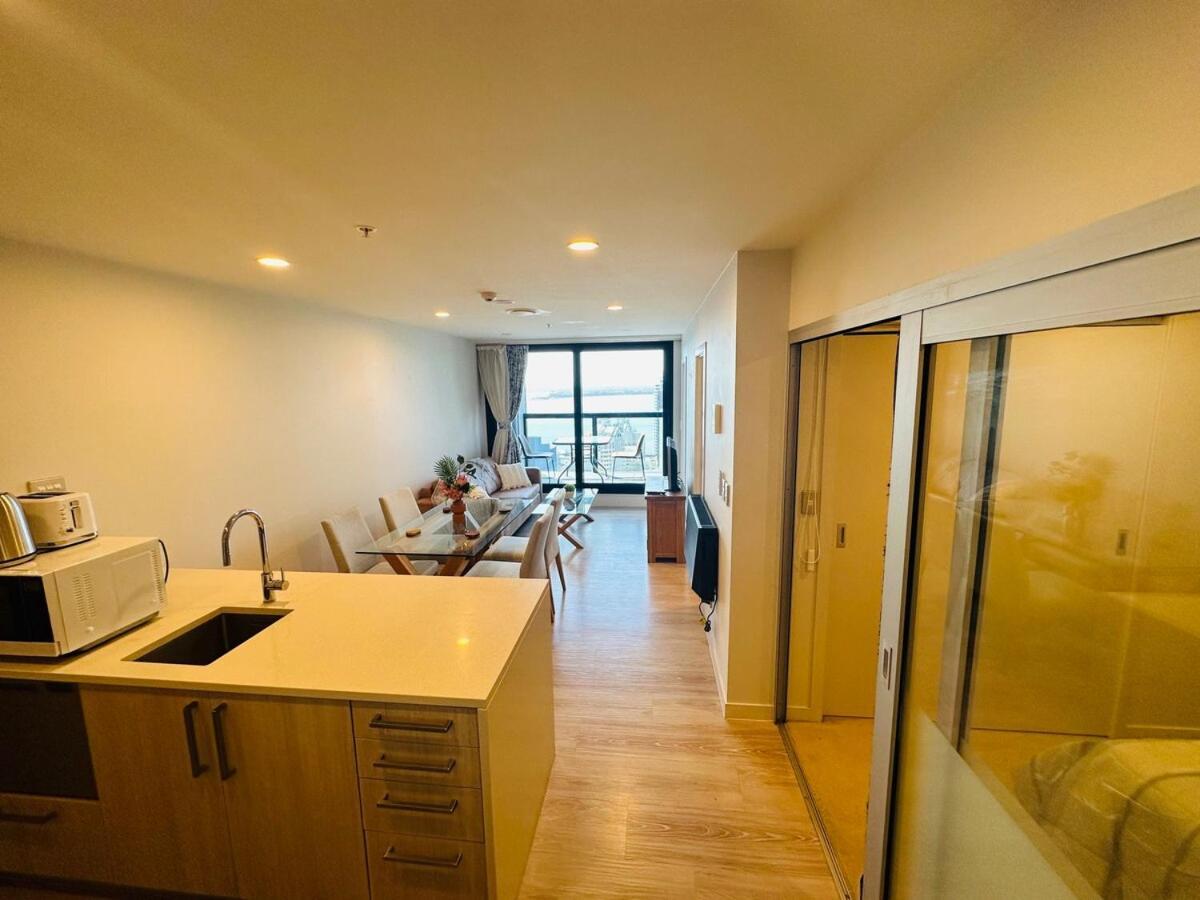 Spacious Magnificent Sea Views Front Of Sky Tower Apartment *